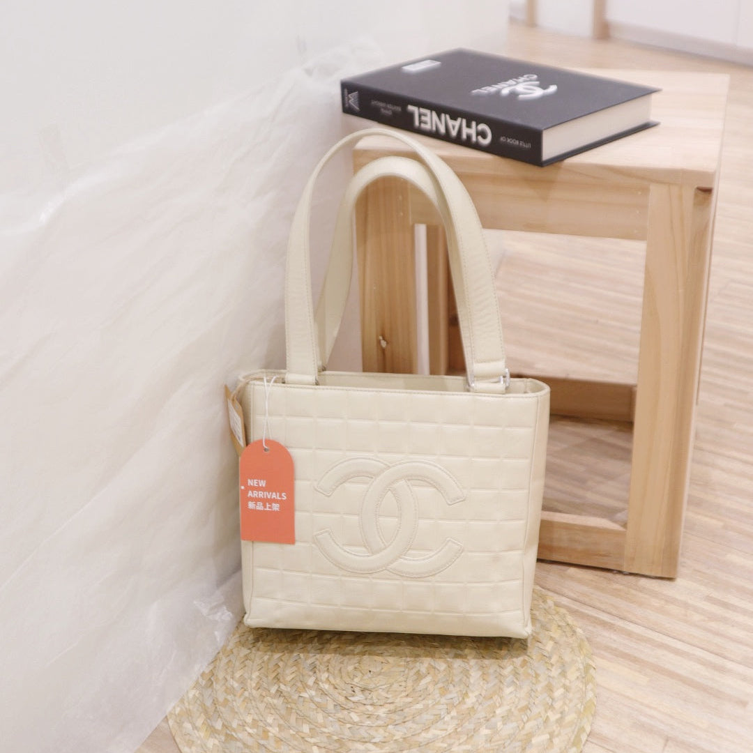 Chanel   tote bag
