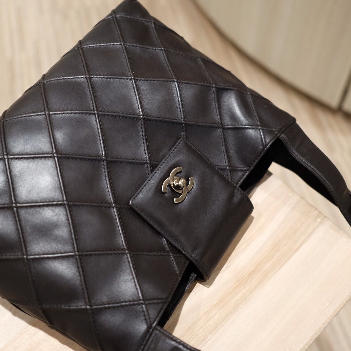 Chanel   cowhide shoulder bag