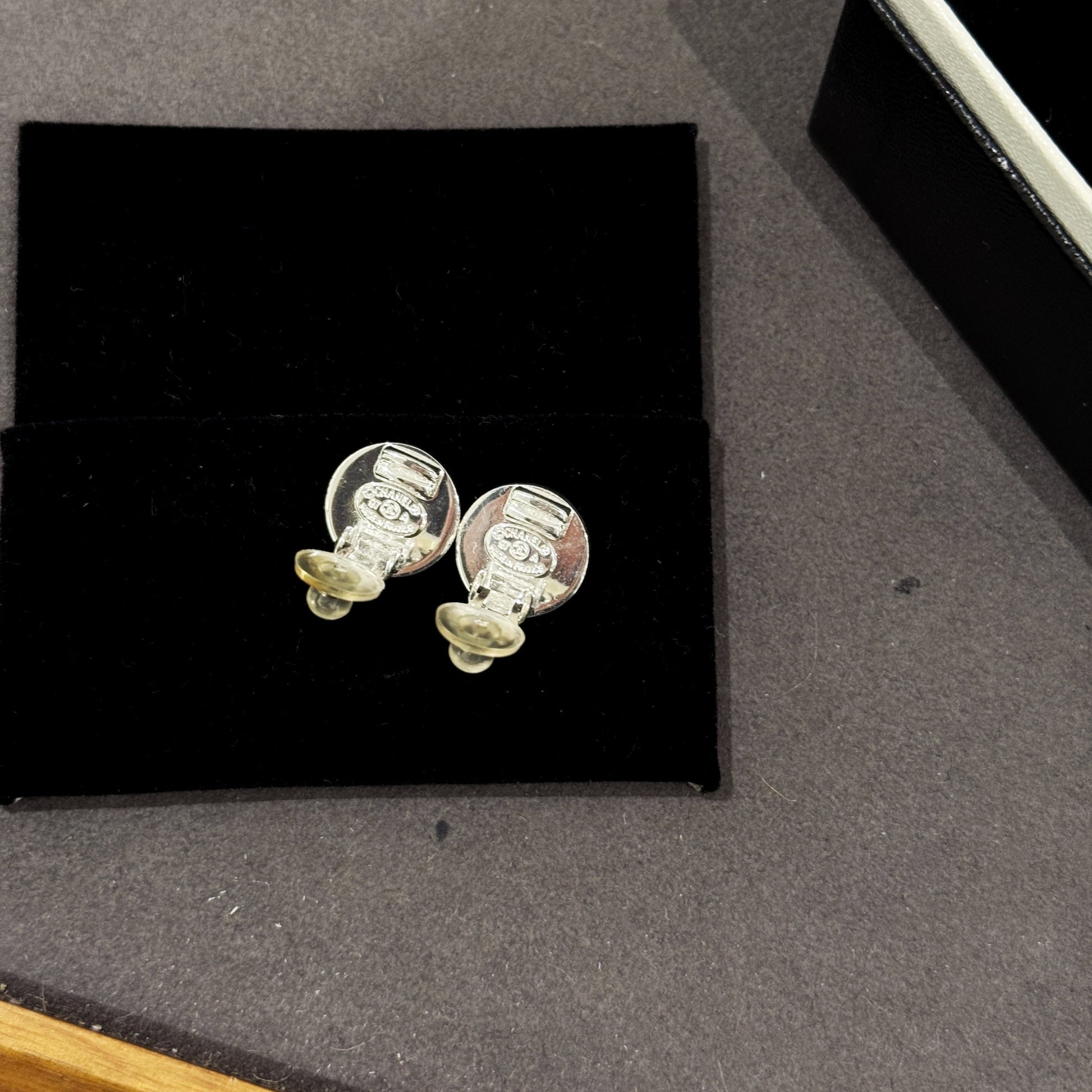 Chanel   Ear clip