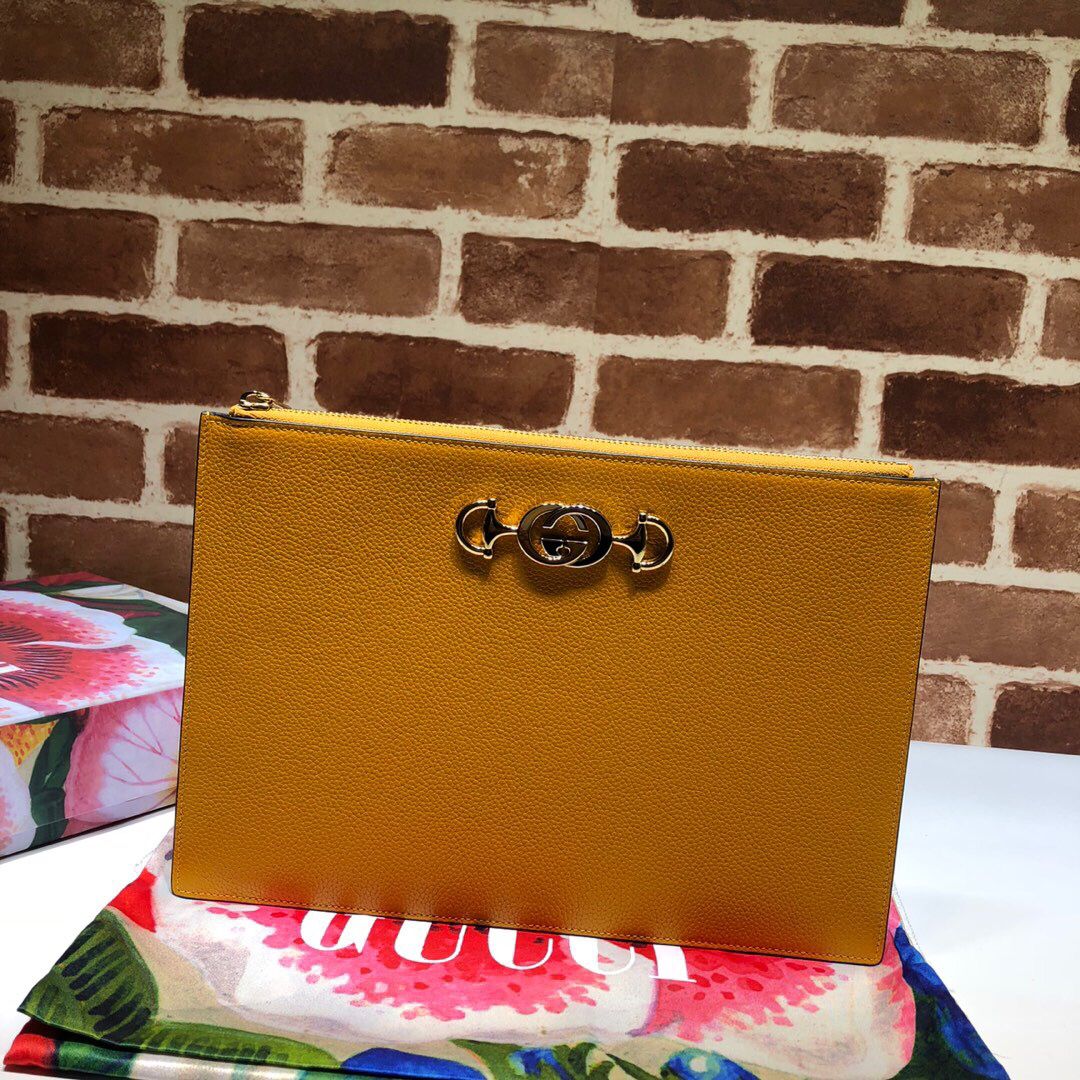 Gucci Grainy Zumi Pouch Leather Clutch Bag