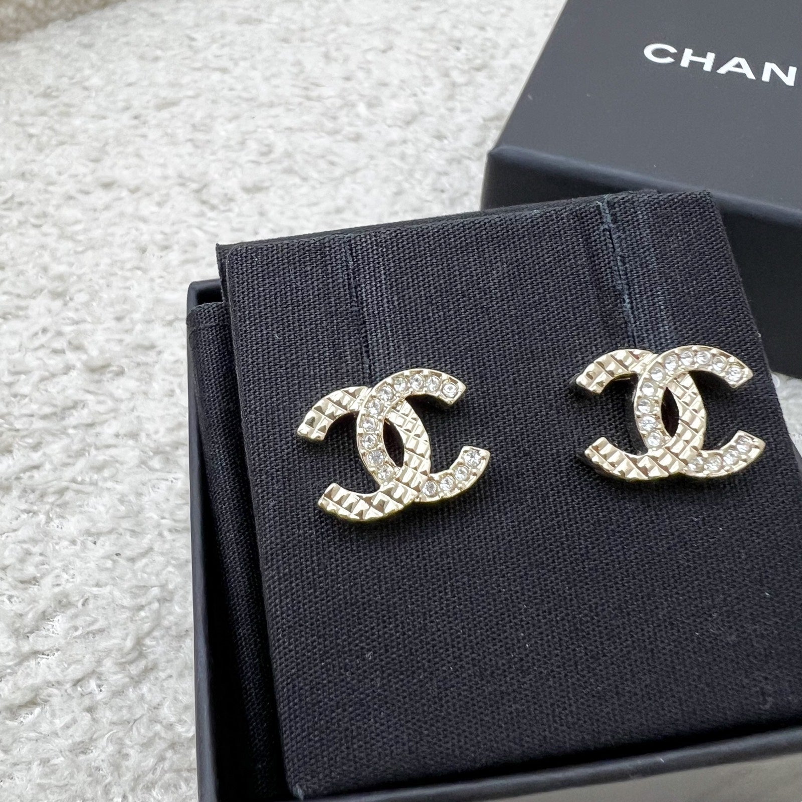 Chanel 23K CC Logo Earring with Diamantes in Lghw