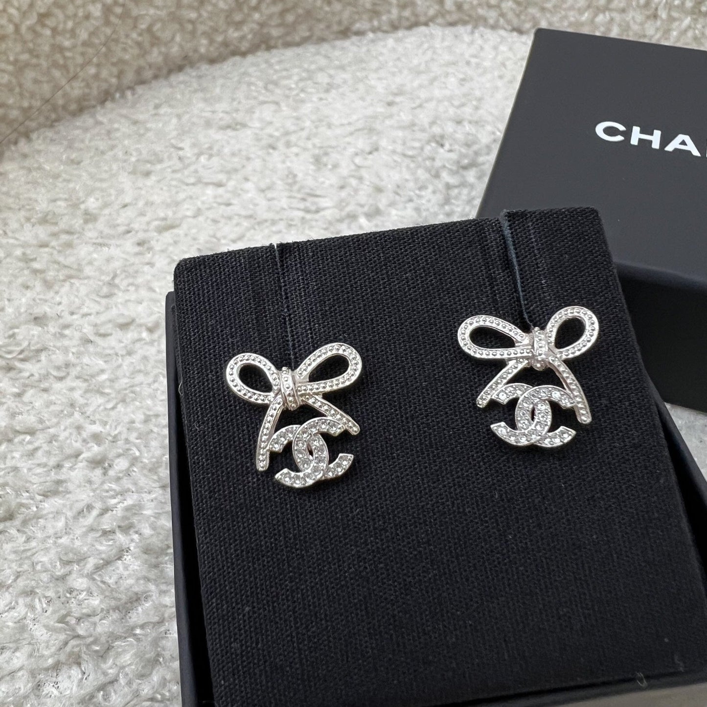 Chanel 25K Bow And Logo Earrings In Shw (model: ABG601)