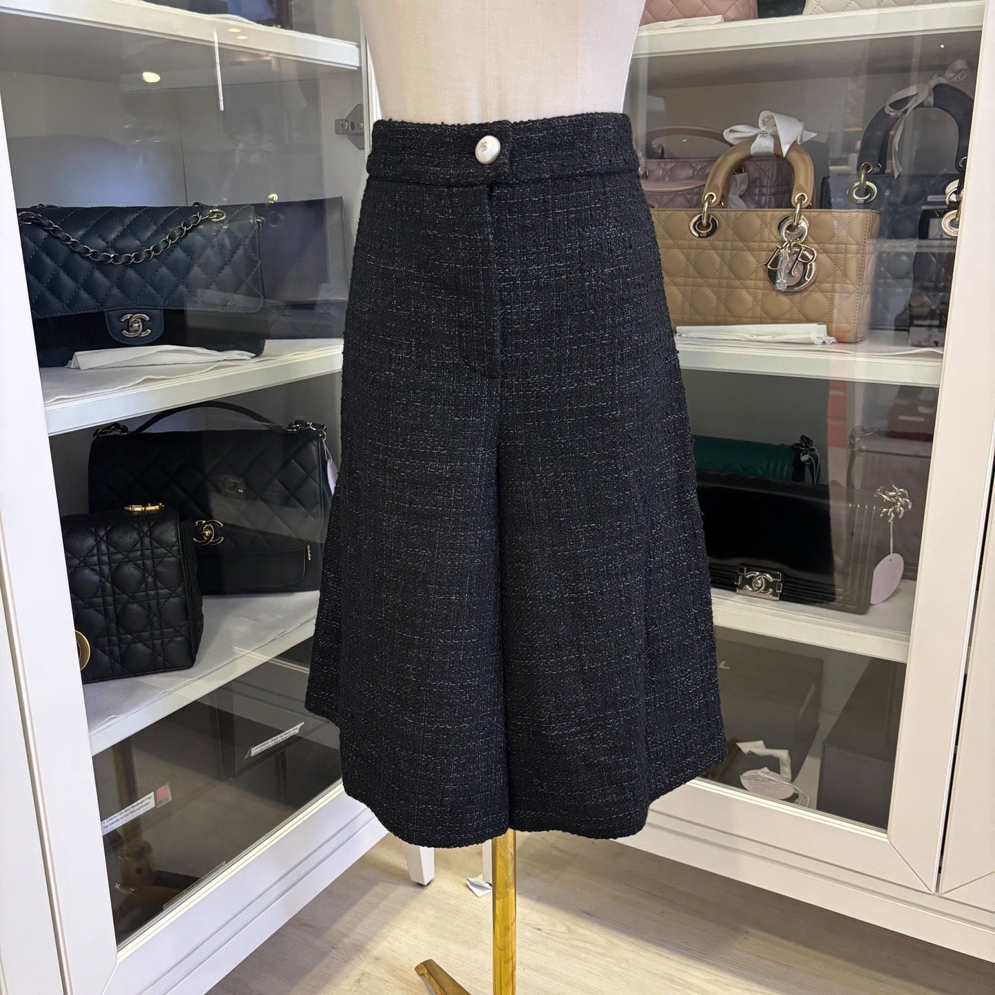 Chanel 25P Bermuda Shorts in Black Viscose / Cotton Tweed Sz 38 Handbag