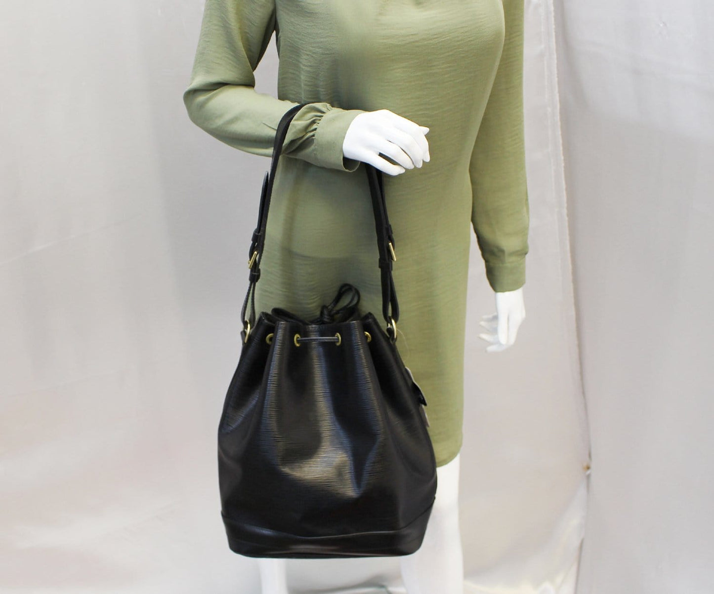 Louis Epi Noe Shoulder Bag Leather Black