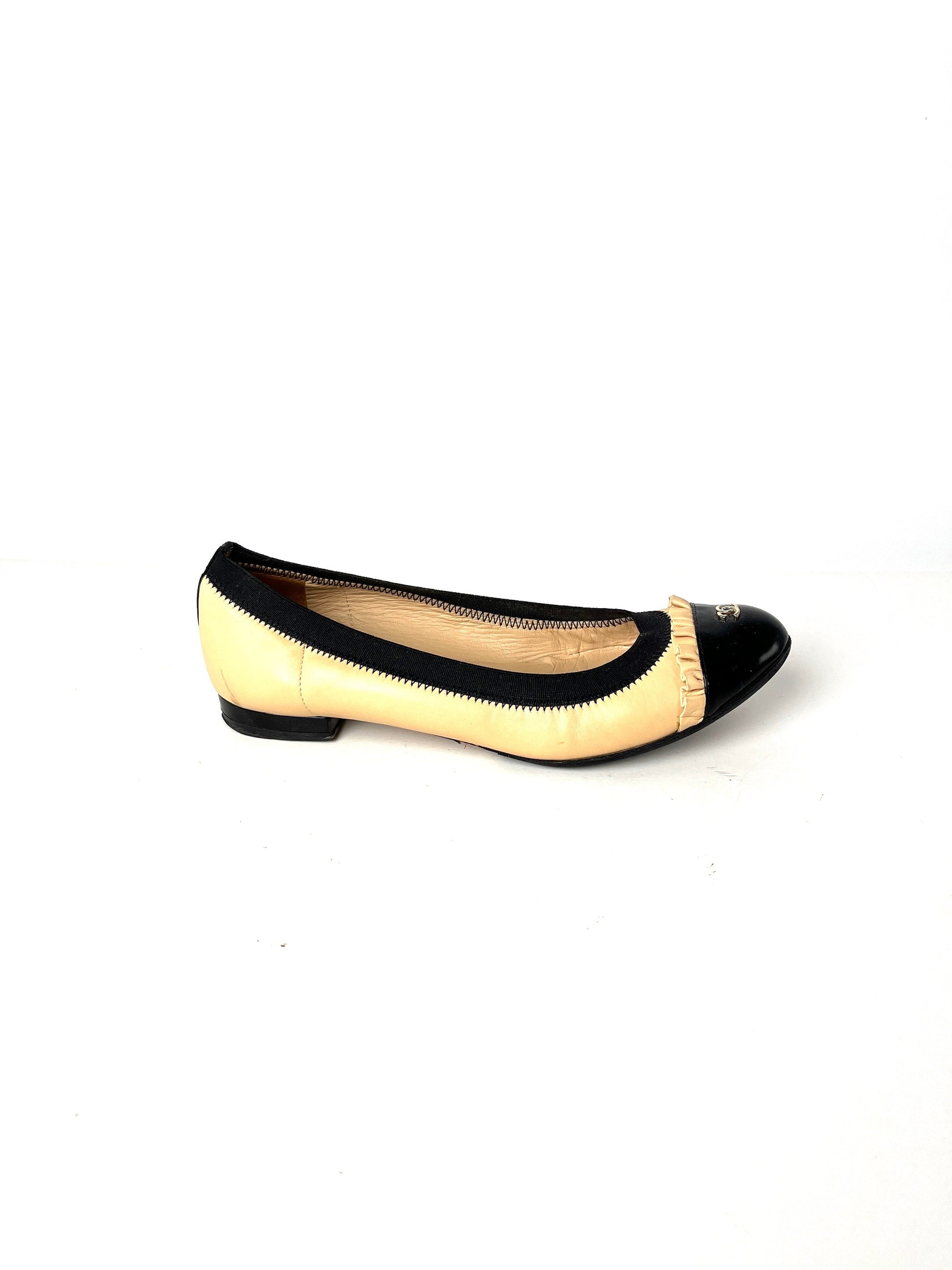 Chanel Bicolor CC Logo Beige Black Ruffle Ballerina Leather Flats 37.5 7 for Women
