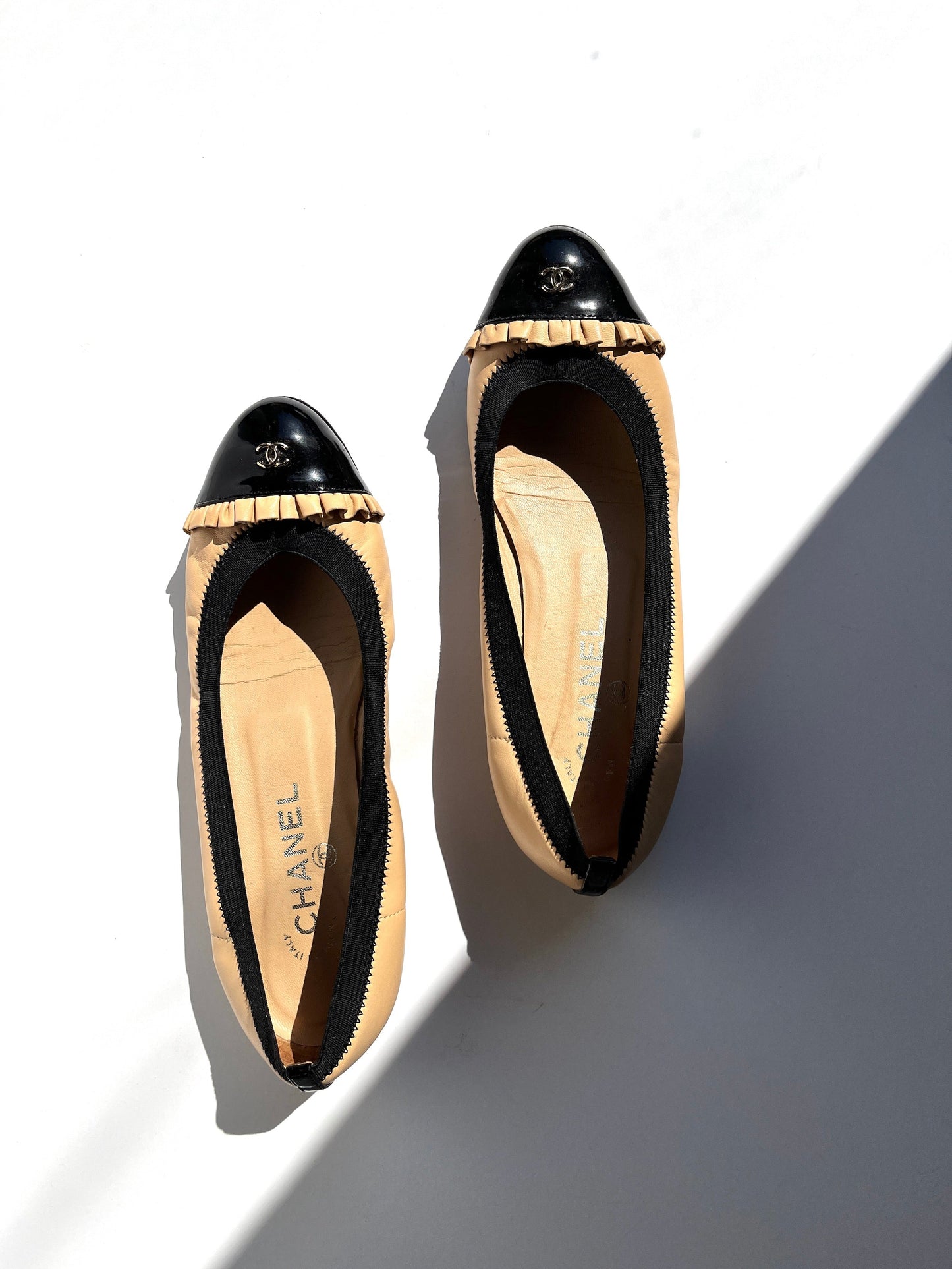 Chanel Bicolor CC Logo Beige Black Ruffle Ballerina Leather Flats 37.5 7 for Women