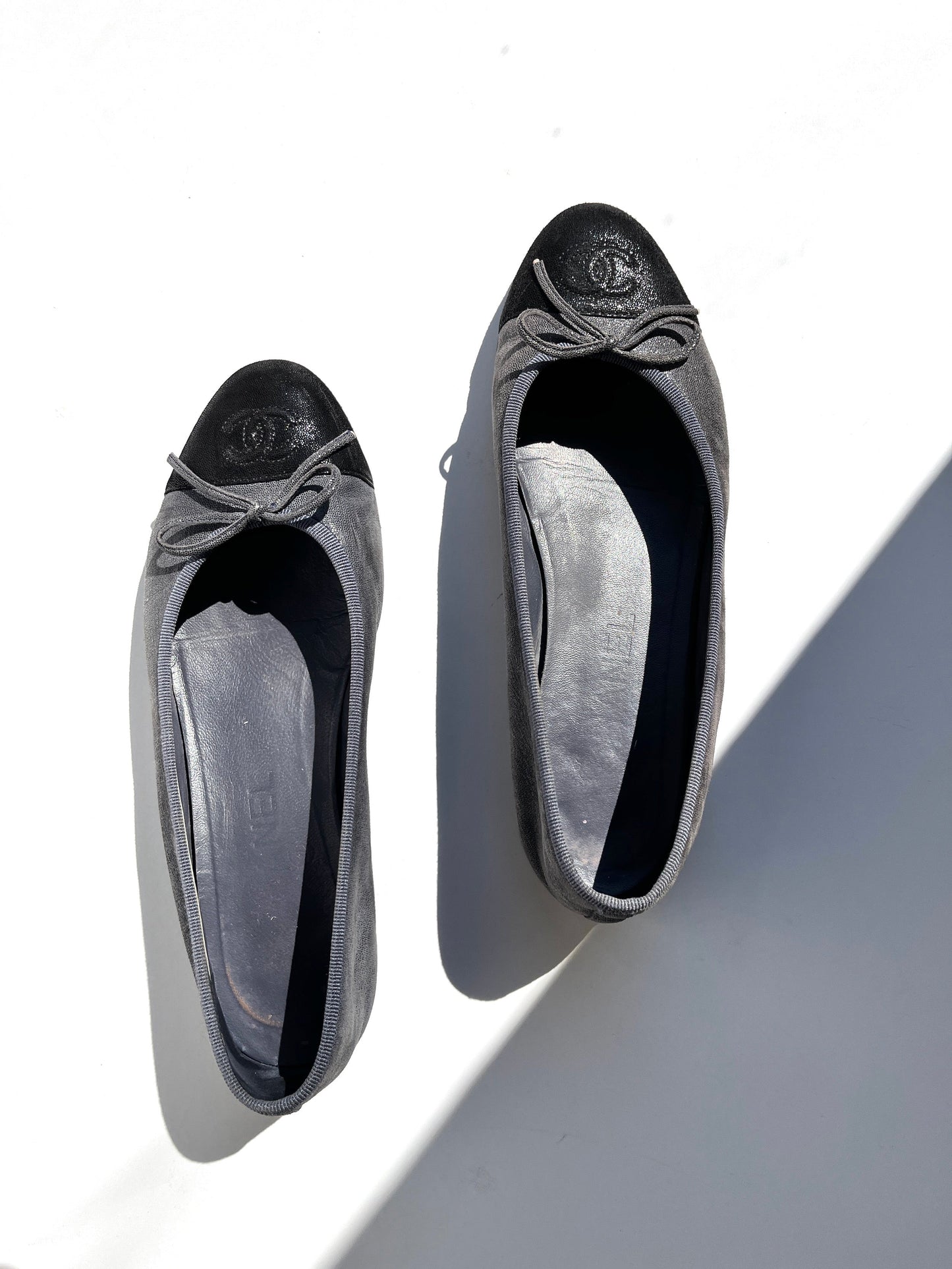 Chanel Black Dark Gray CC Logo Ballerina Leather Flats 37,6.5 for Women