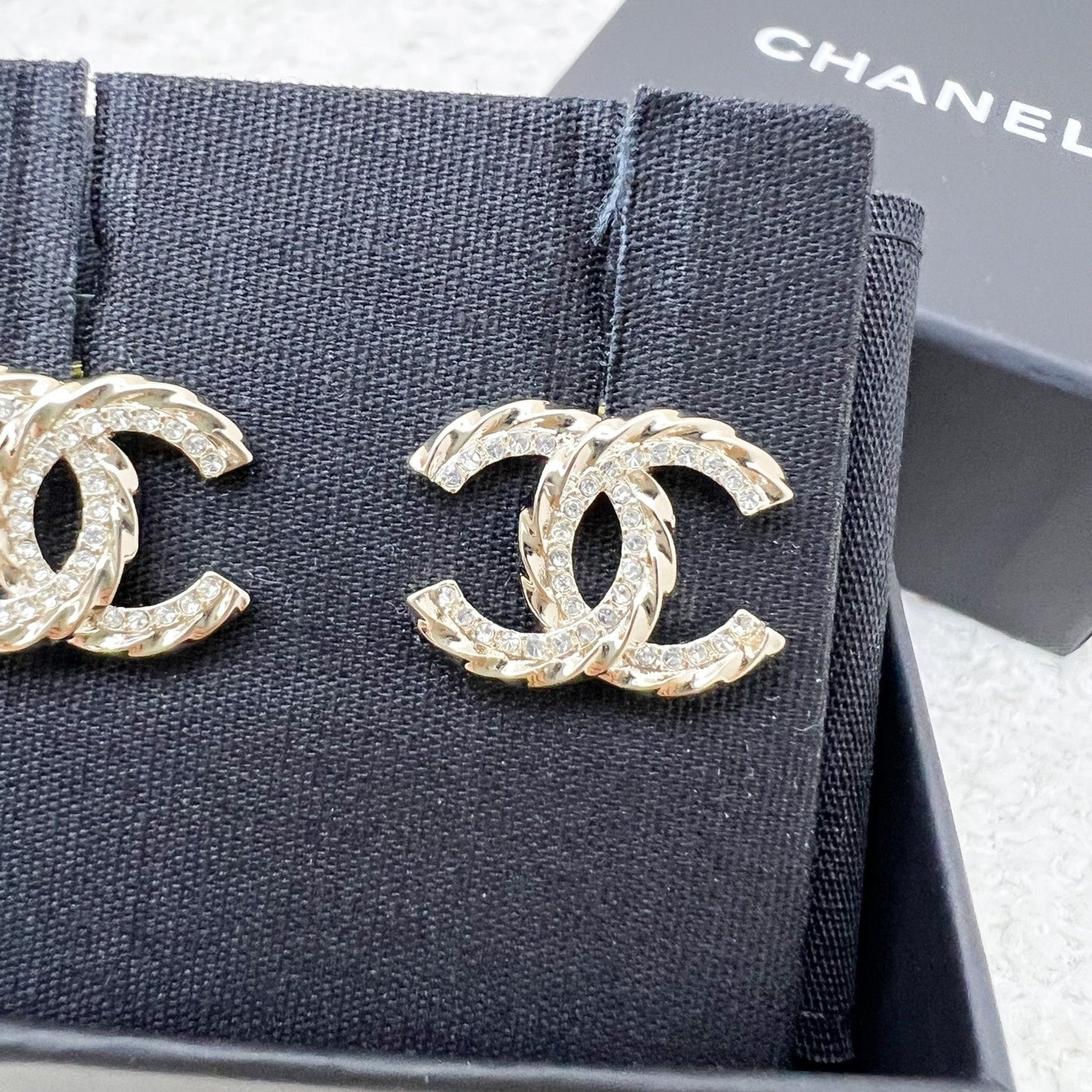 Chanel 23B CC Logo Earrings in Lghw ( )