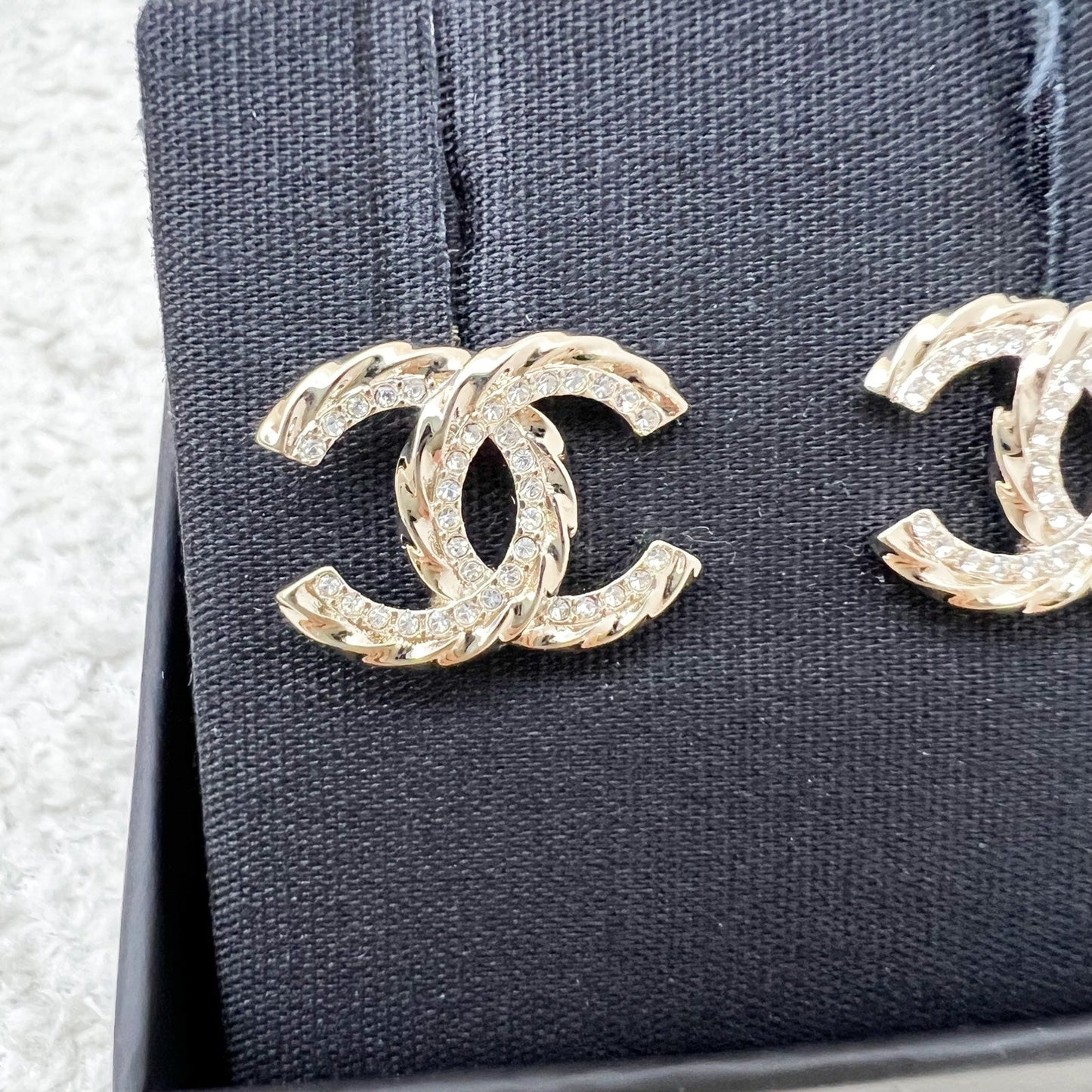 Chanel 23B CC Logo Earrings in Lghw ( )