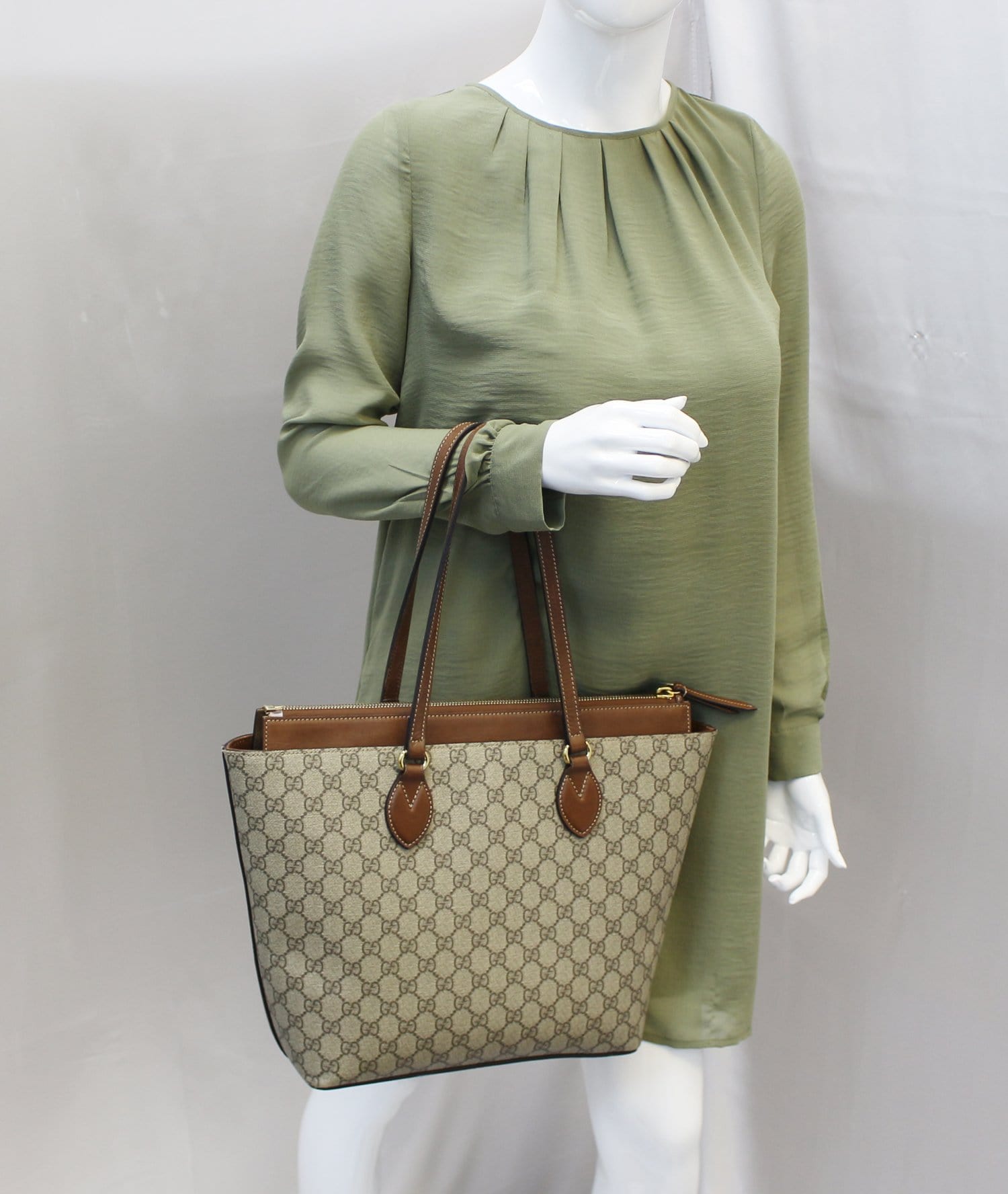 Gucci Supreme Tote Shoulder Bag Medium