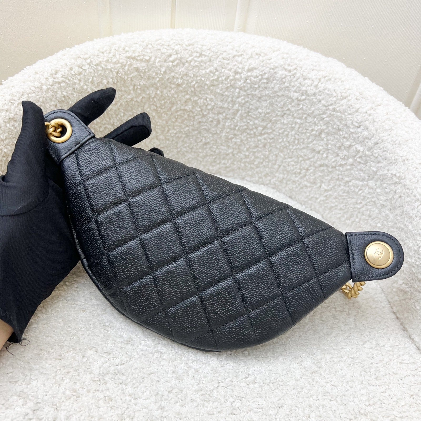 Chanel 24P Heart Adjustable Chain Waist Bag in Black Caviar and Aghw ( )