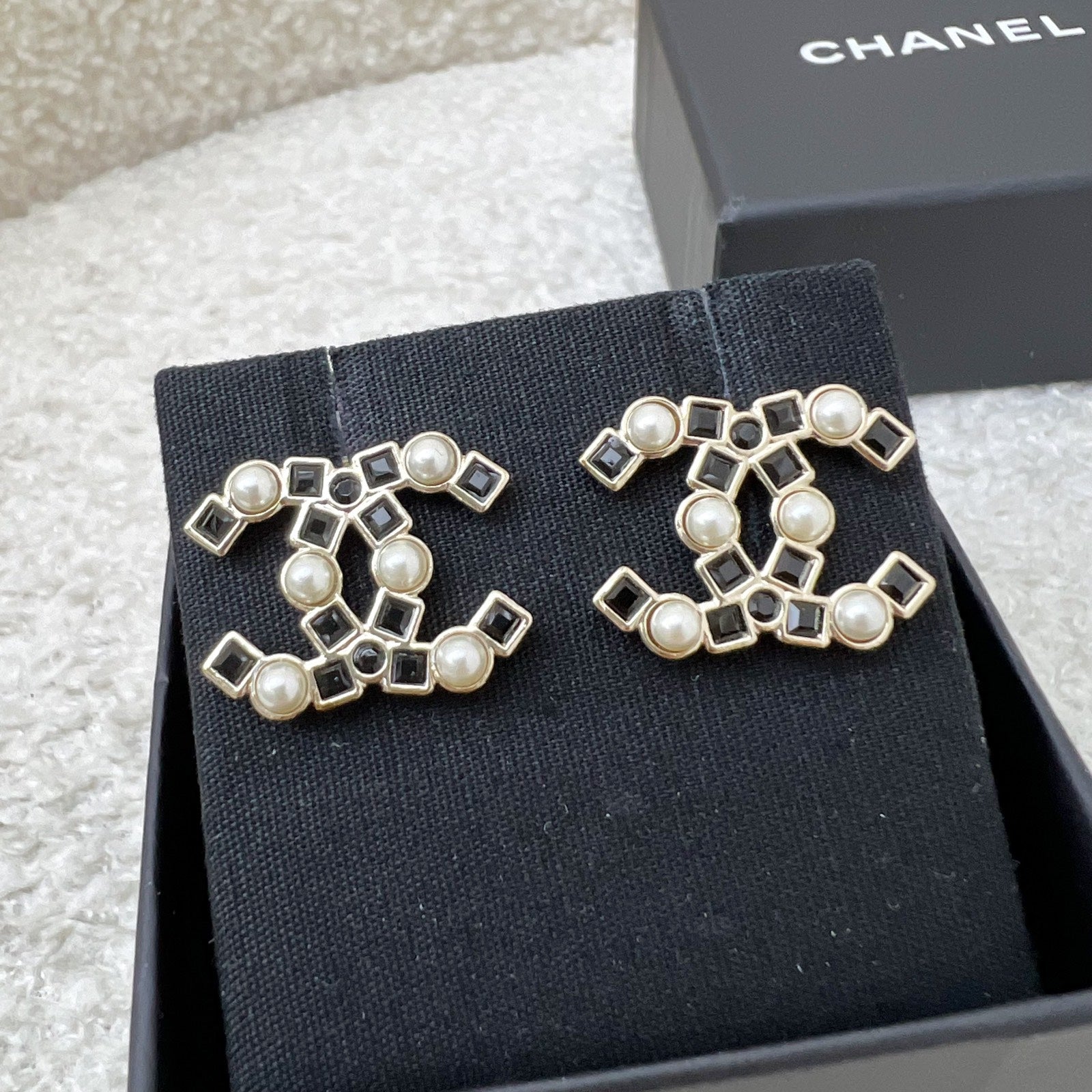 Chanel 22P Medium CC Logo Earrings with Pearls in Lghw ( )