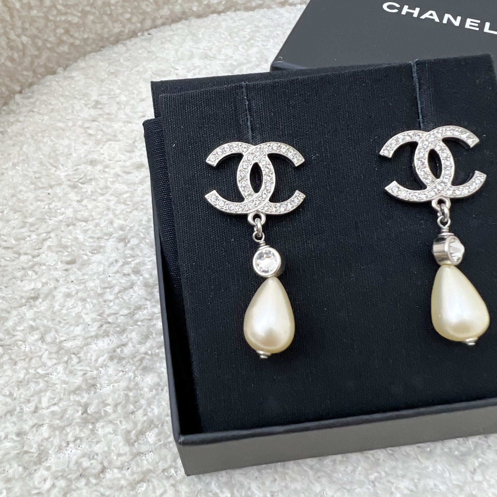 Chanel 22C CC Logo with Teardrop Pearl Drop Earring in Shw ( )