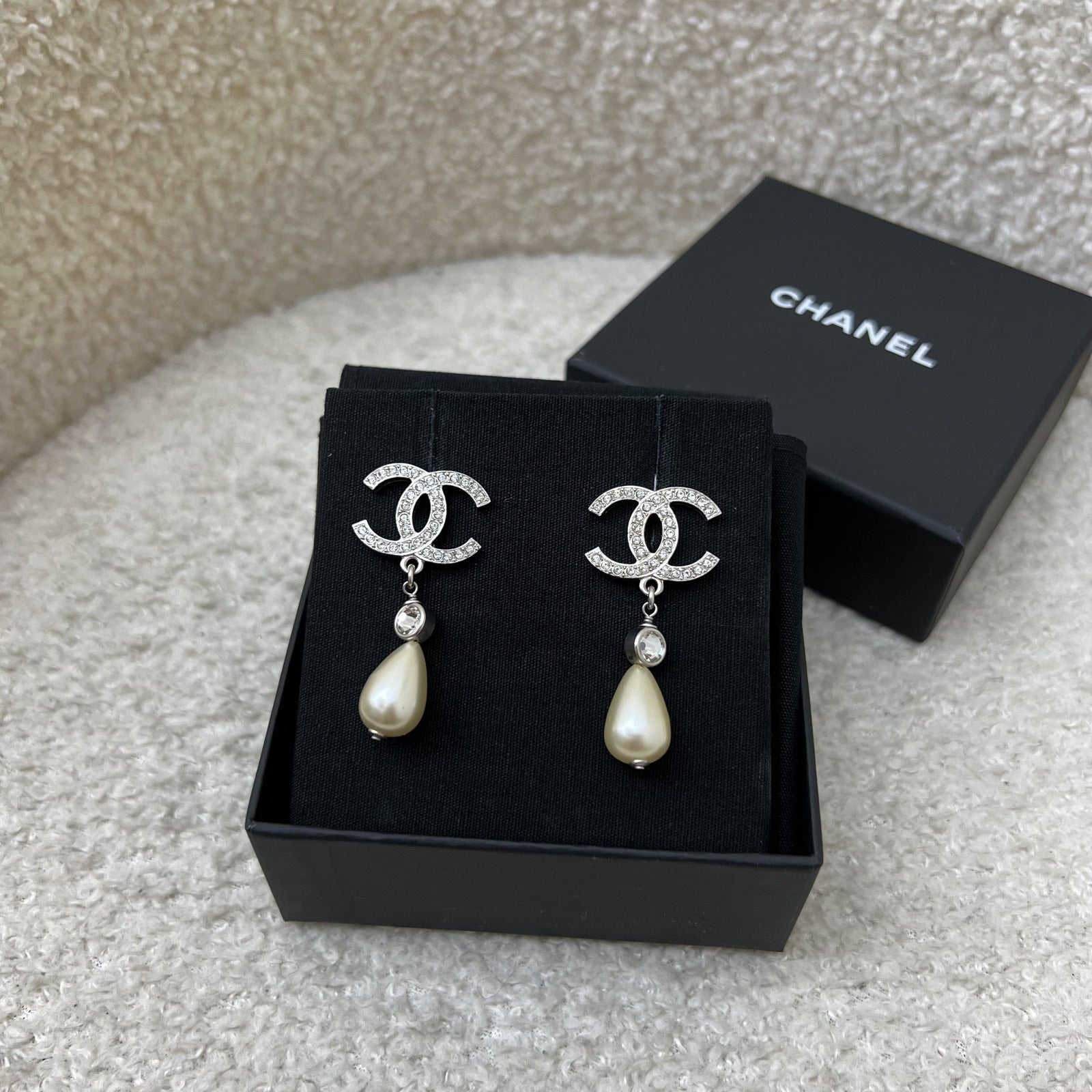 Chanel 22C CC Logo with Teardrop Pearl Drop Earring in Shw ( )