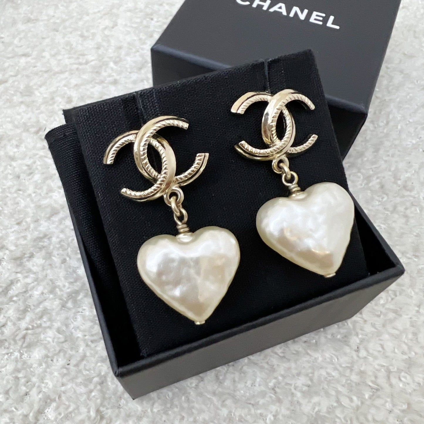 Chanel 22C CC Logo with Heart Pearl Dangling Earring in Lghw ( )