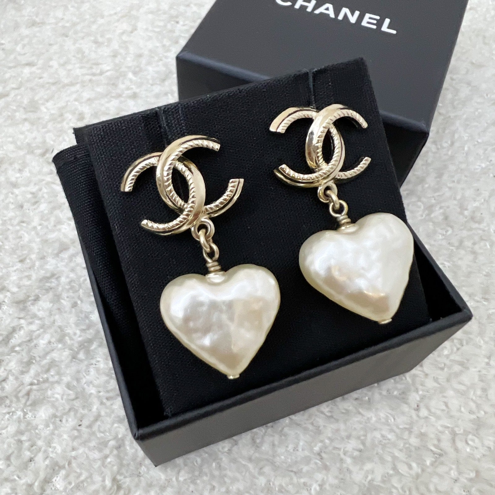 Chanel 22C CC Logo with Heart Pearl Dangling Earring in Lghw ( )