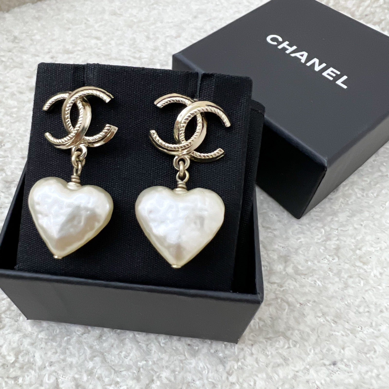 Chanel 22C CC Logo with Heart Pearl Dangling Earring in Lghw ( )