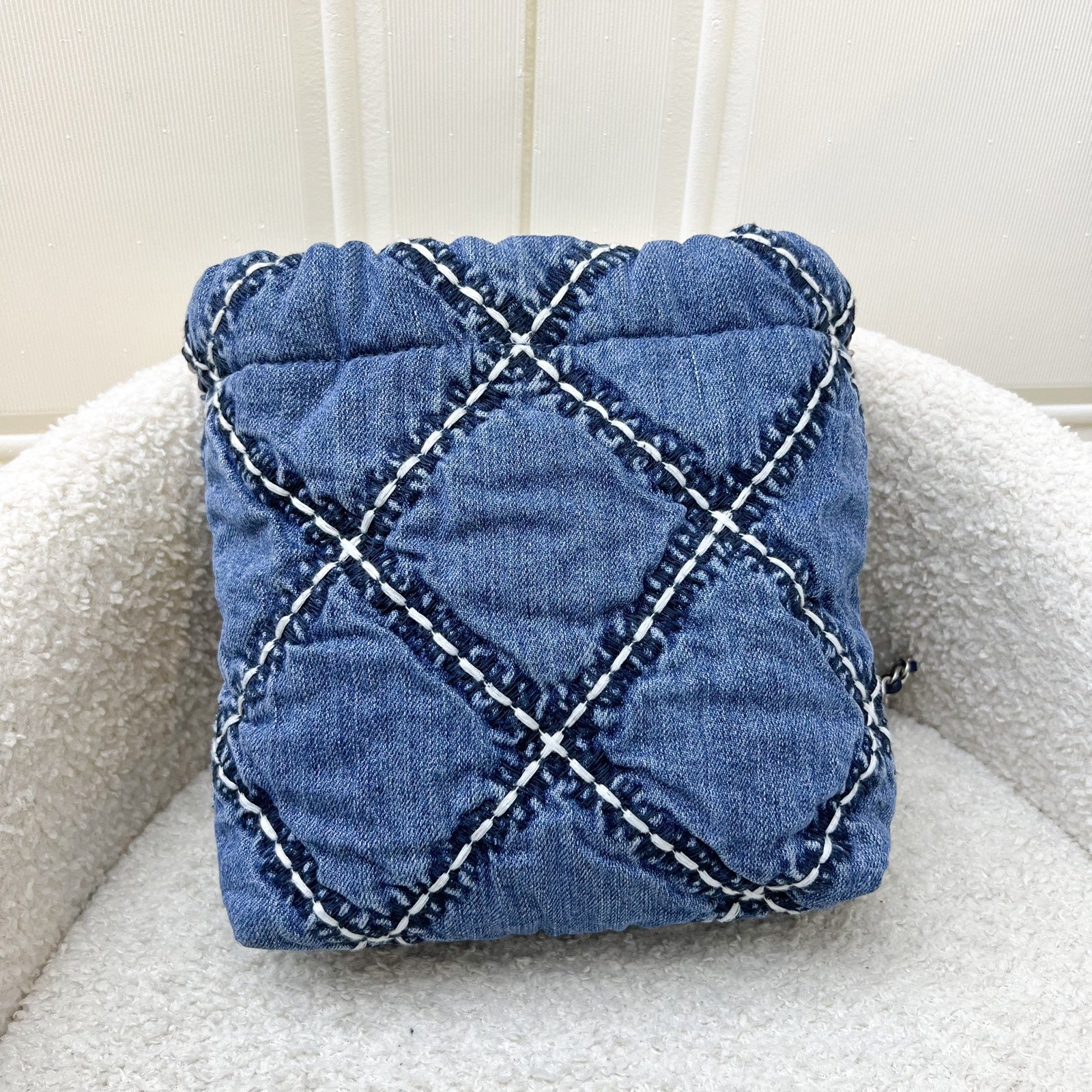 Chanel 22 Mini Hobo Bag in 24P Denim Fabric and Shw ( )