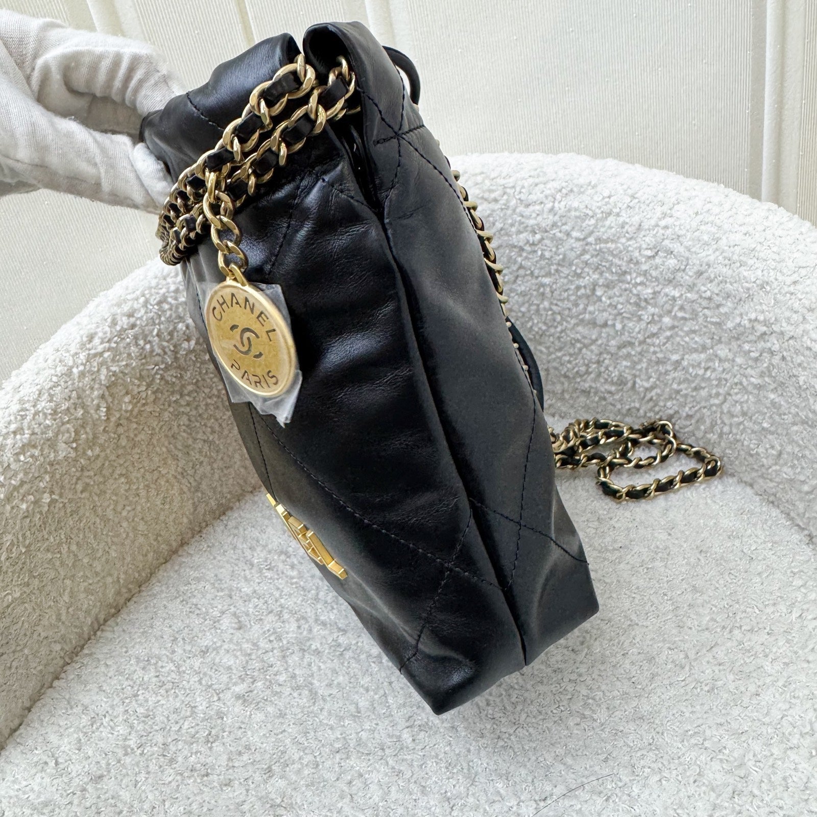 Chanel 22 Mini Hobo Handbag in Black Shiny Calfskin and Aghw