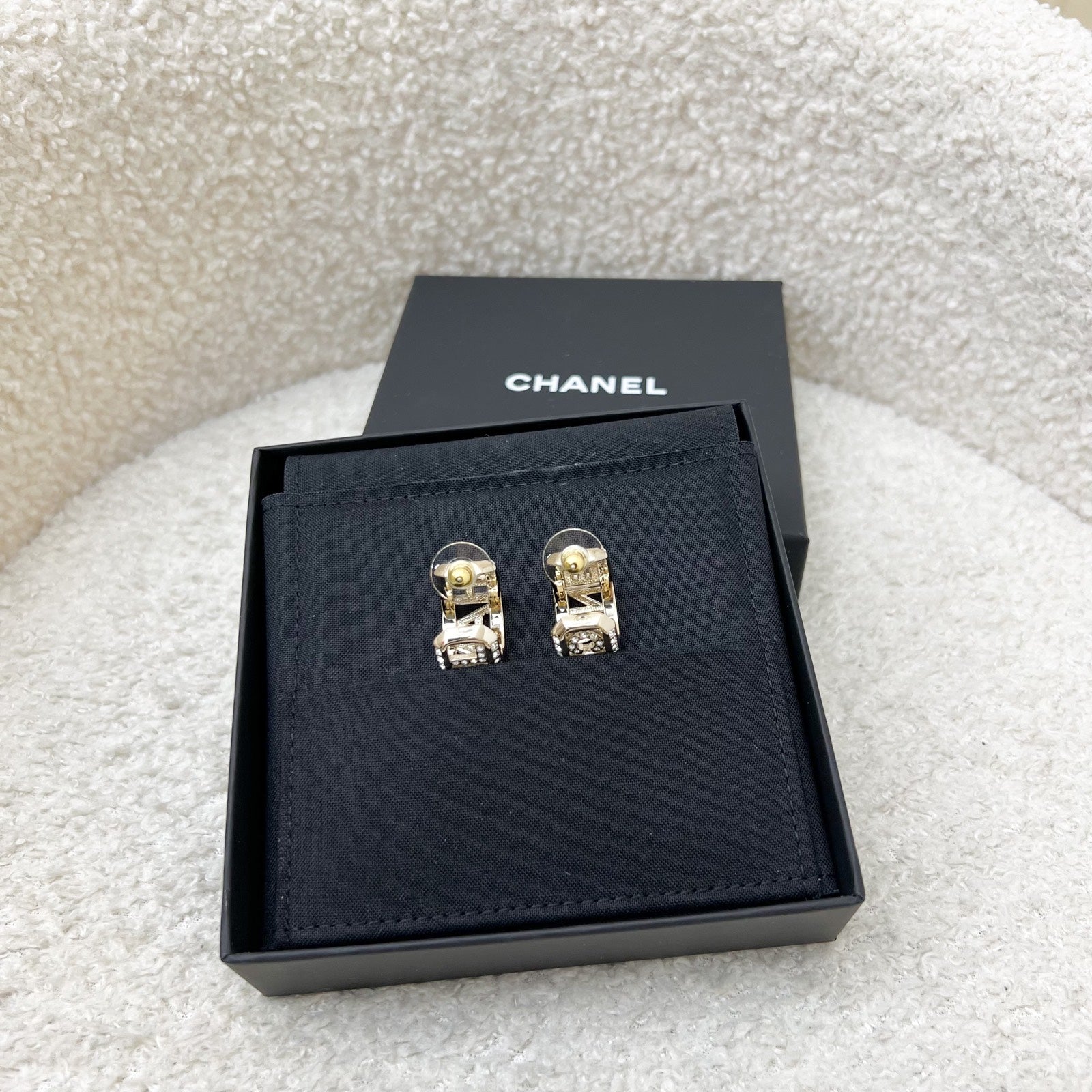 Chanel 24C Chanel Hoop Earrings with Diamantes and Lghw ( )