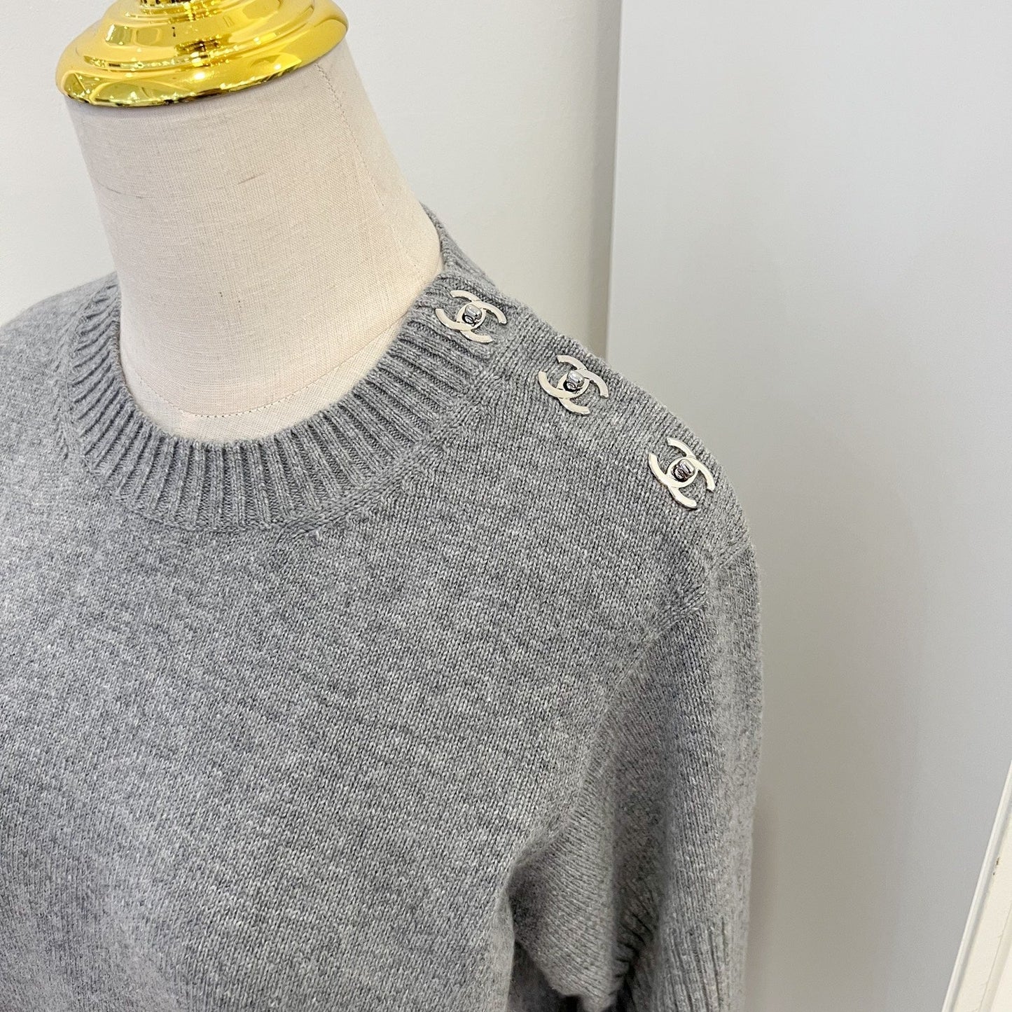Chanel 24B Knitted Pullover with CC Logo Turnlocks in Grey Cashmere ( ) Handbag