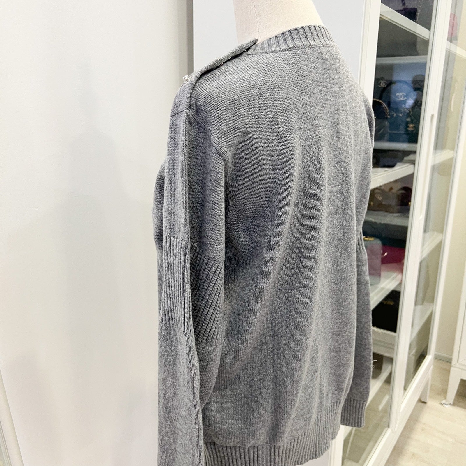 Chanel 24B Knitted Pullover With Cc Logo Turnlocks In Grey Cashmere ( ) Bag