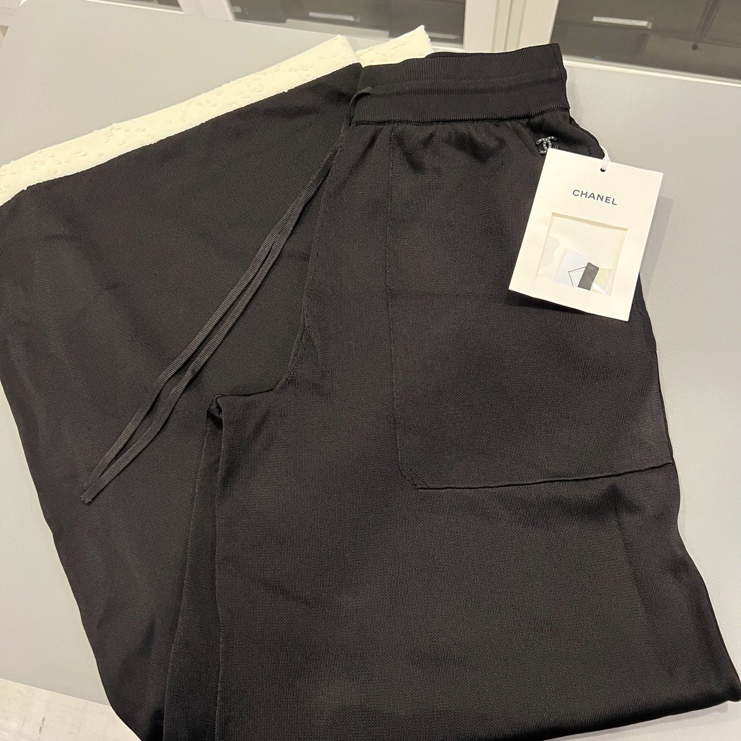 Chanel 25A Pants in Black &amp; Ecru Mixed Fibres (Vicose and Polyamide) Sz 38 (Model: P80118)