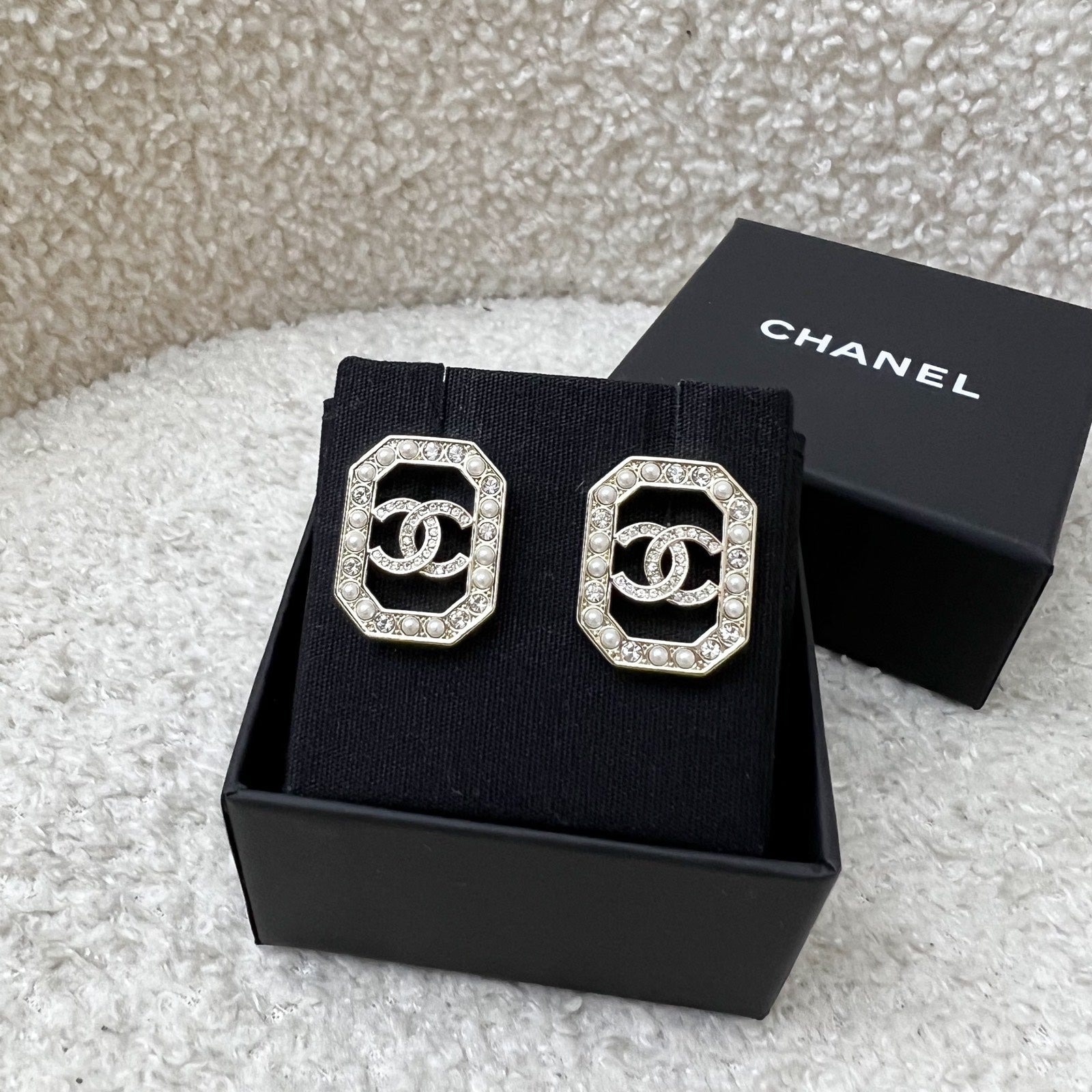 Chanel Crystal Pearl CC Geometric Earring ( )