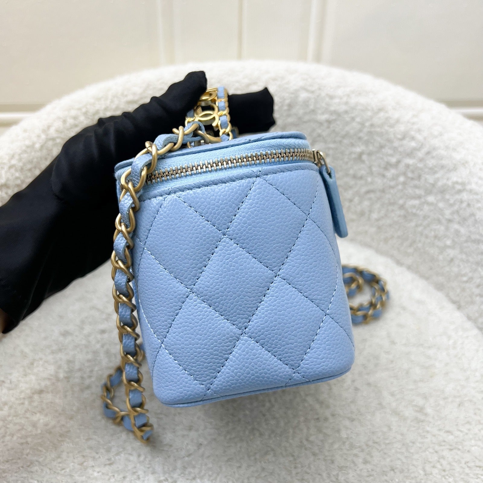 Chanel 22S "Pick Me Up" Vanity With Top Handle In Baby Blue Caviar And Aghw ( ) Bag