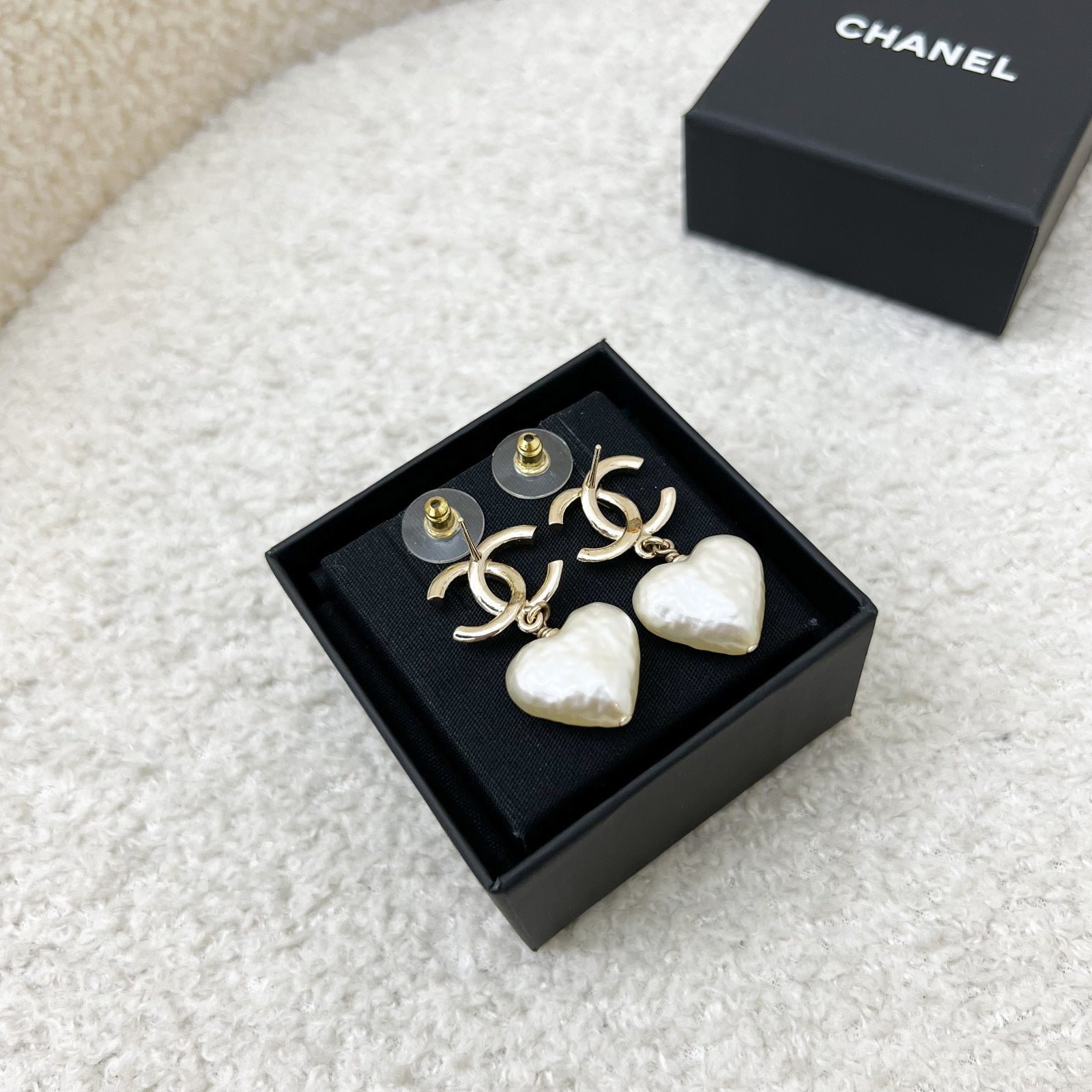 Chanel 22C CC Logo with Heart Pearl Dangling Earrings in Lghw ( )