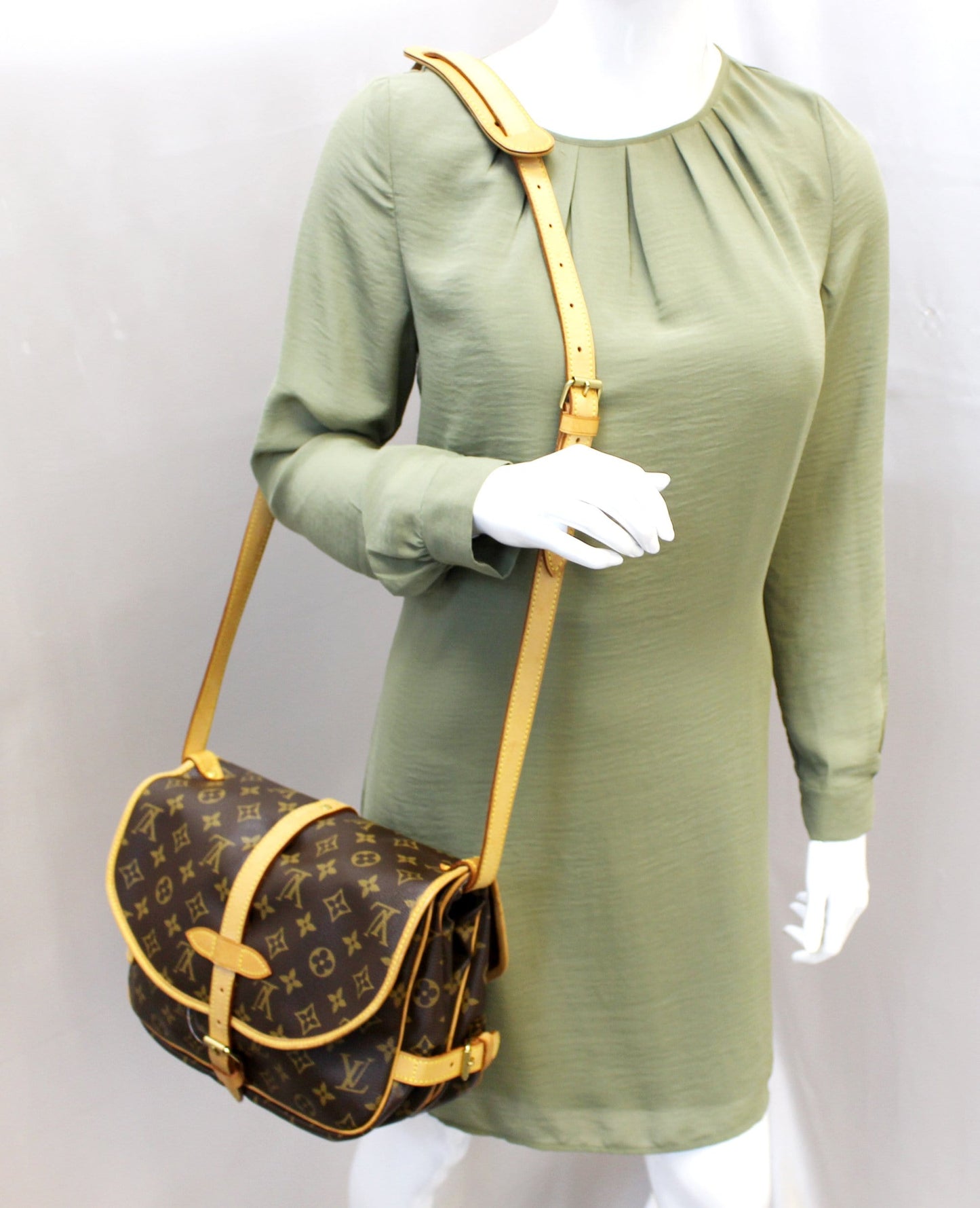 Louis Shoulder Bag Saumur Canvas Monogram