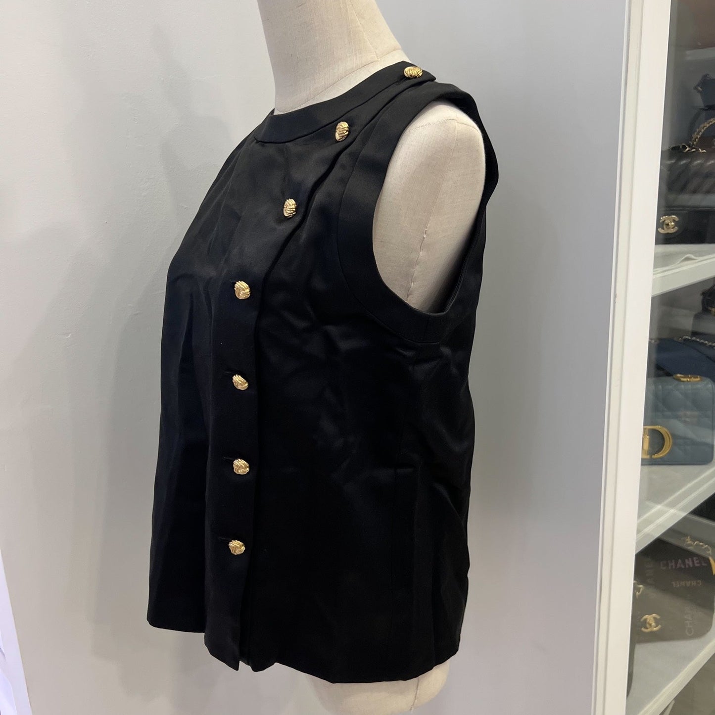Chanel 25A Sleeveless Blo  / Top in Black 100% Silk with Gold Buttons (Model: P79815)