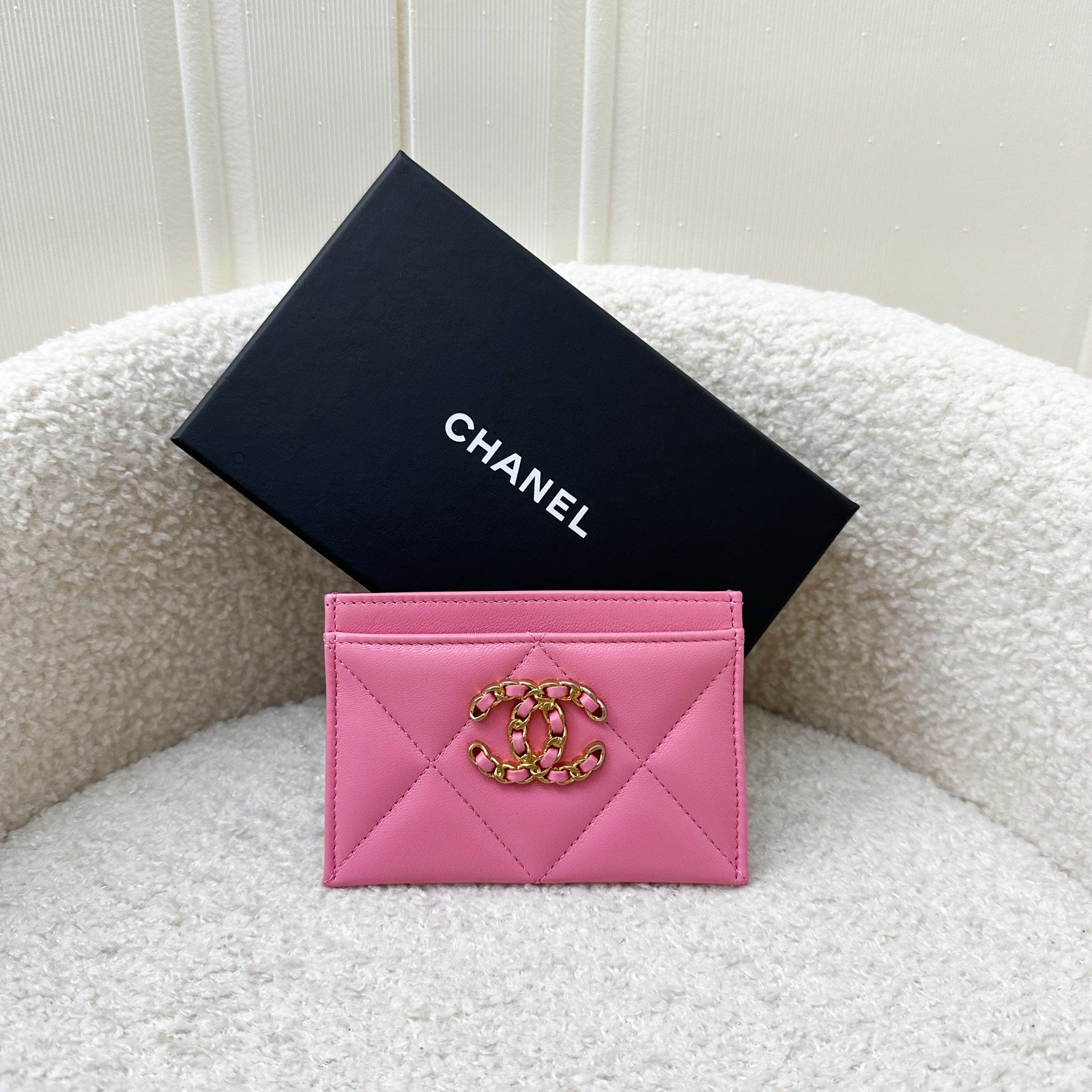 Chanel 19 Flat Card Holder in Pink Lambskin and Aghw for Women