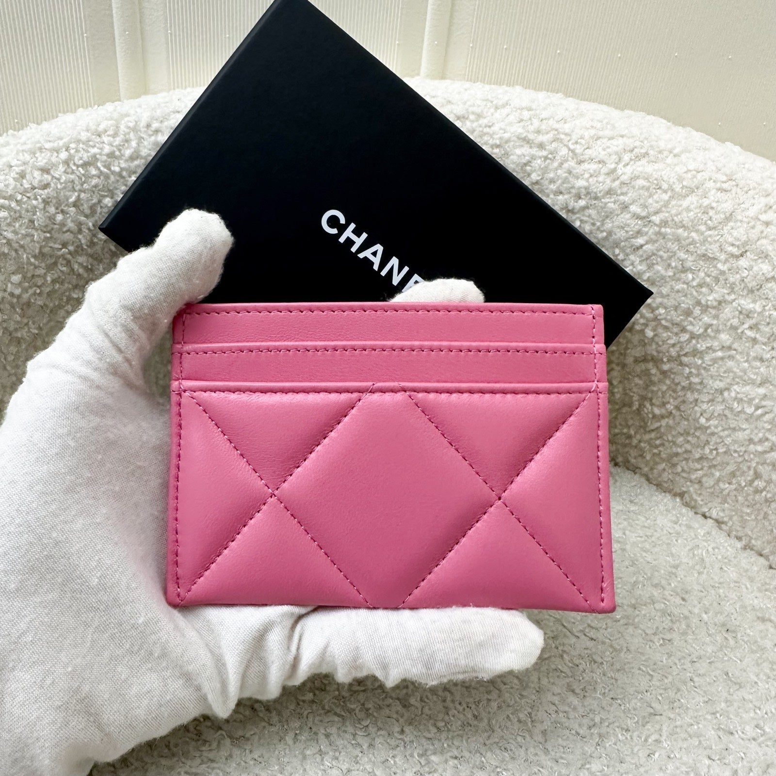 Chanel 19 Flat Card Holder in Pink Lambskin and Aghw for Women