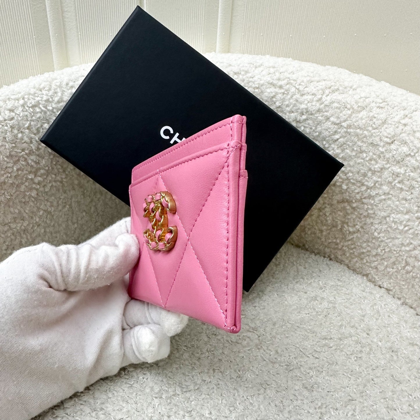 Chanel 19 Flat Card Holder in Pink Lambskin and Aghw for Women