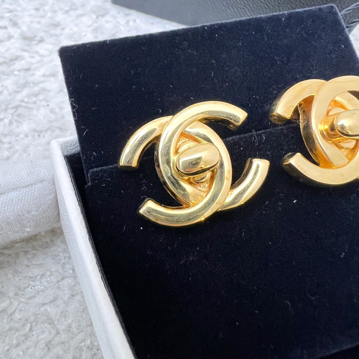 Chanel   Medium CC Turnlock Clip On Earrings in GHW
