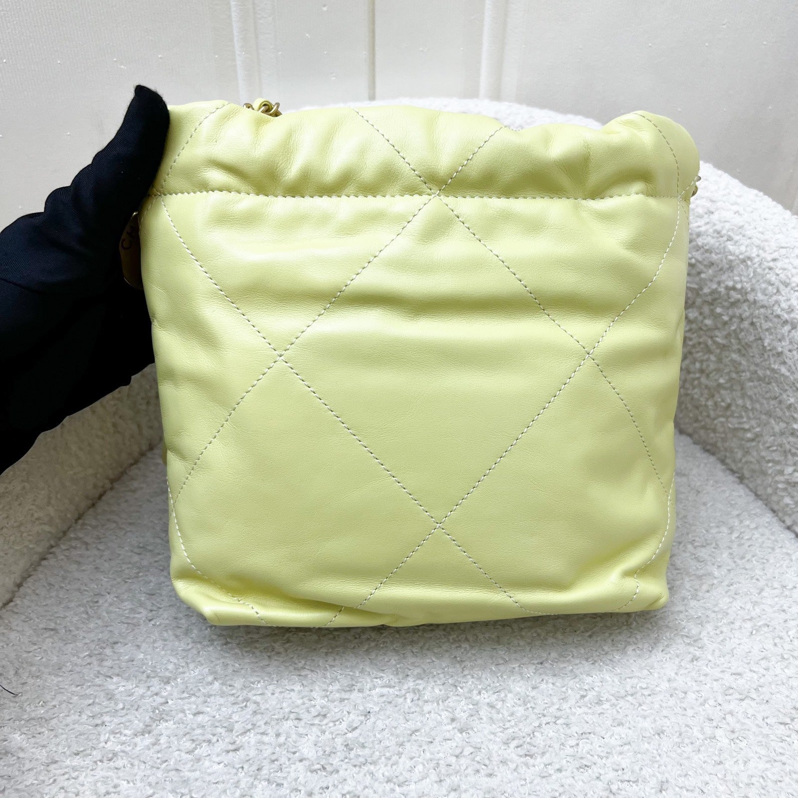 Chanel 22 Mini Hobo Handbag In Yellow Shiny Calfskin And Aghw (model: AS3980)