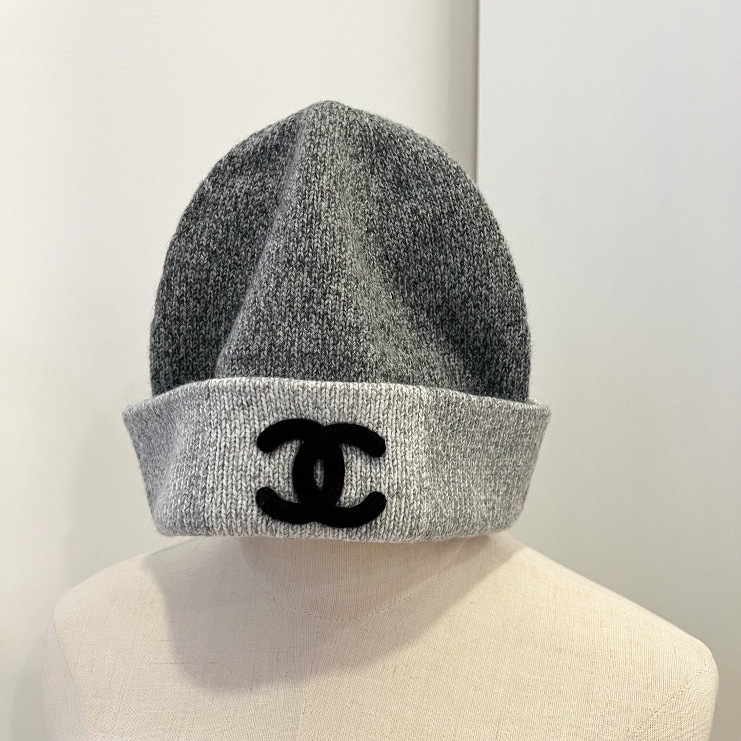 Chanel 25K Beanie with CC Logo in Grey 100% Cashmere (Model:  B432)