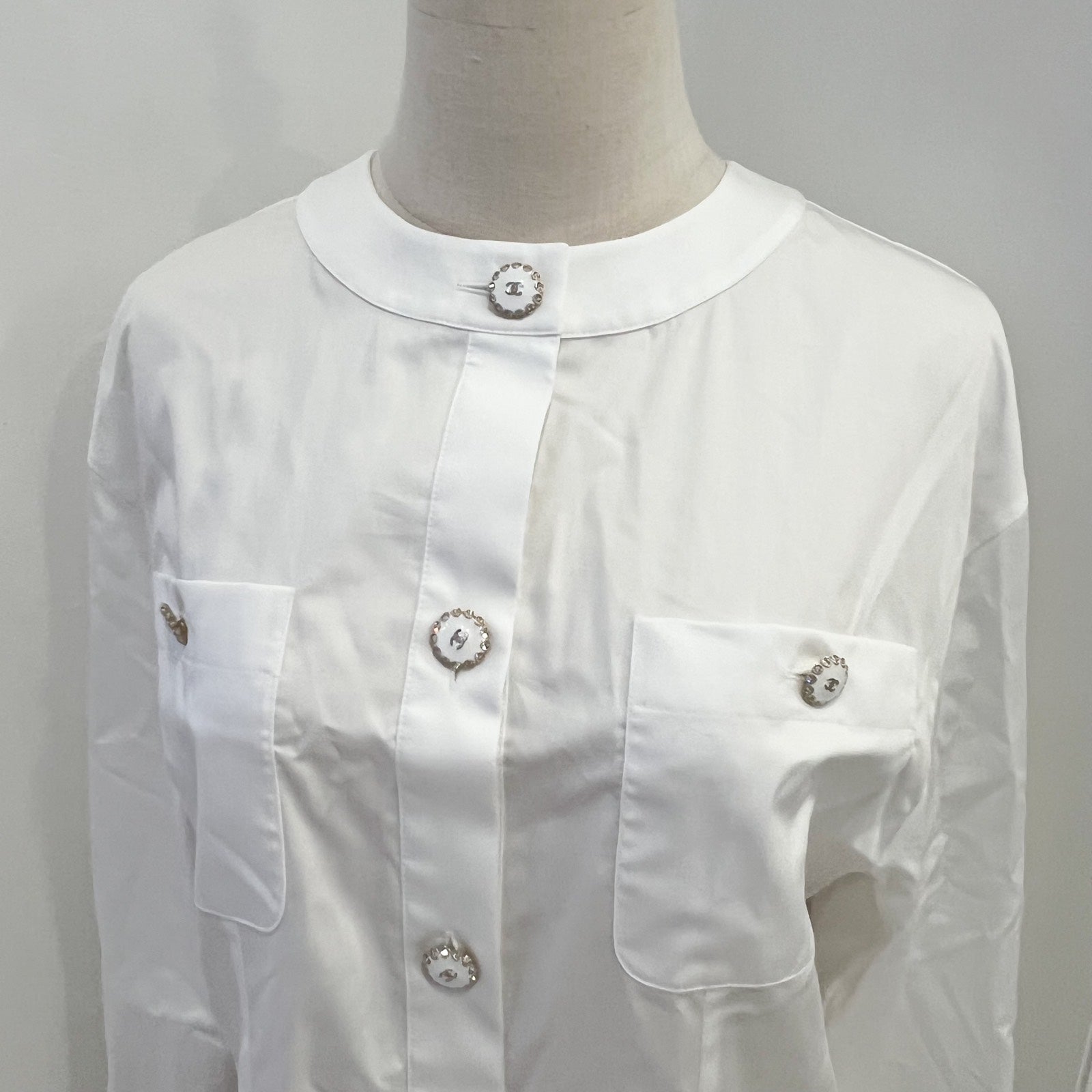 Chanel 25K Jacket With CC Logo Buttons In White Cotton Poplin Sz 36 (model: P80582)