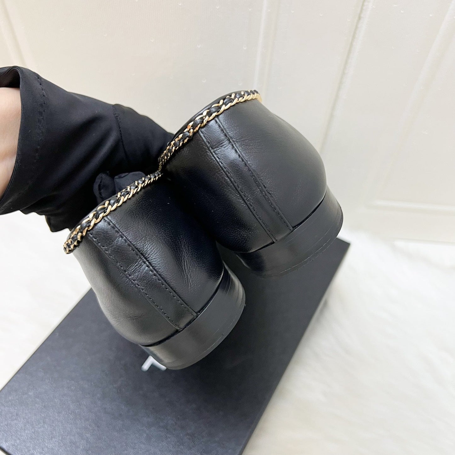 Chanel 25B Classic Ballerina Pumps with Gold Tone Chain Details in Black Lambskin and Black Patent Calfskin Sz 39 (Model: G46663)