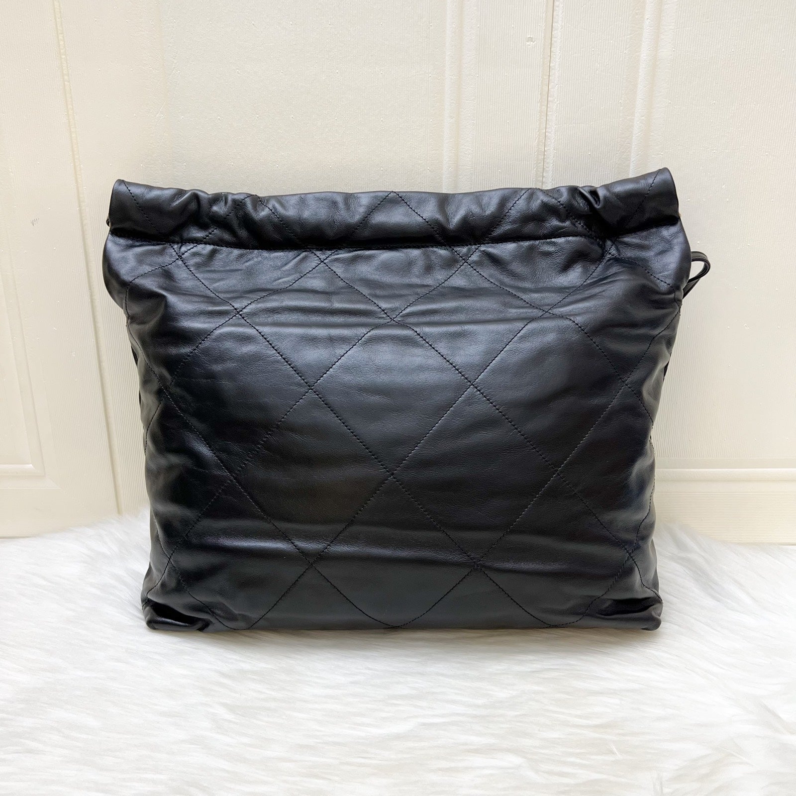 Chanel 22 Medium Hobo Bag in Black Calfskin and Aghw ( )