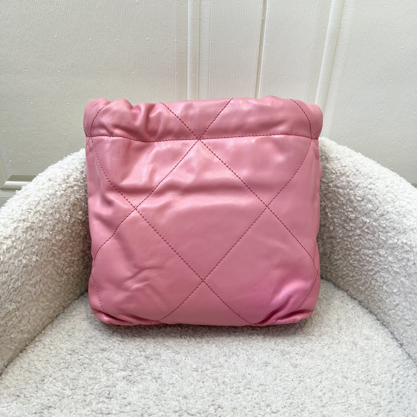 Chanel 22 Mini Hobo Handbag In Pink Shiny Calfskin And Shw (model: AS3980)