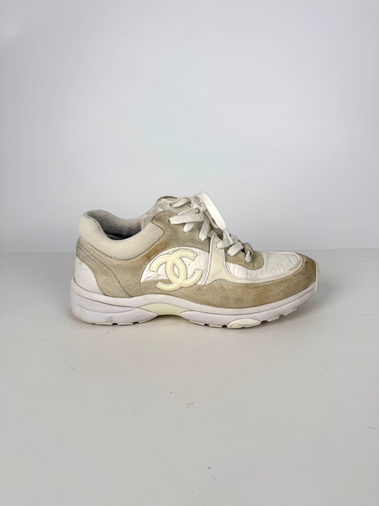 Chanel White CC Logo Leather Running Classic Sneakers 39,8 for Women