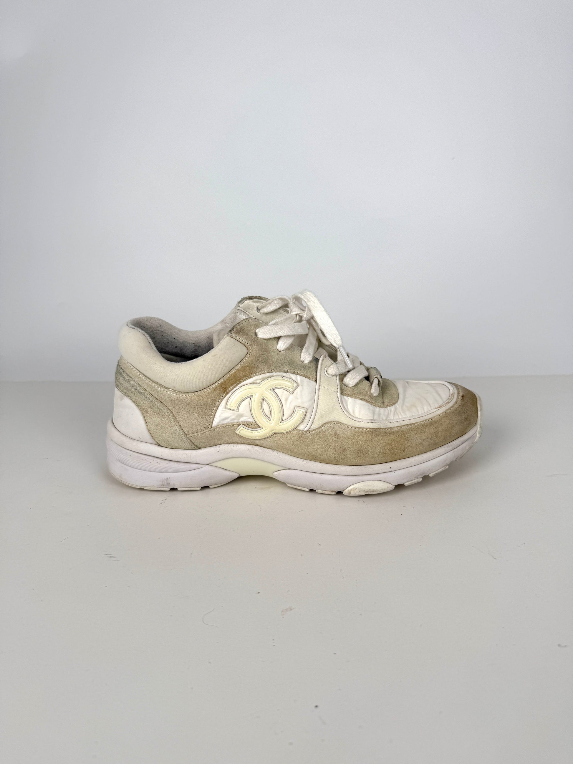 Chanel White CC Logo Leather Running Classic Sneakers 39,8 for Women