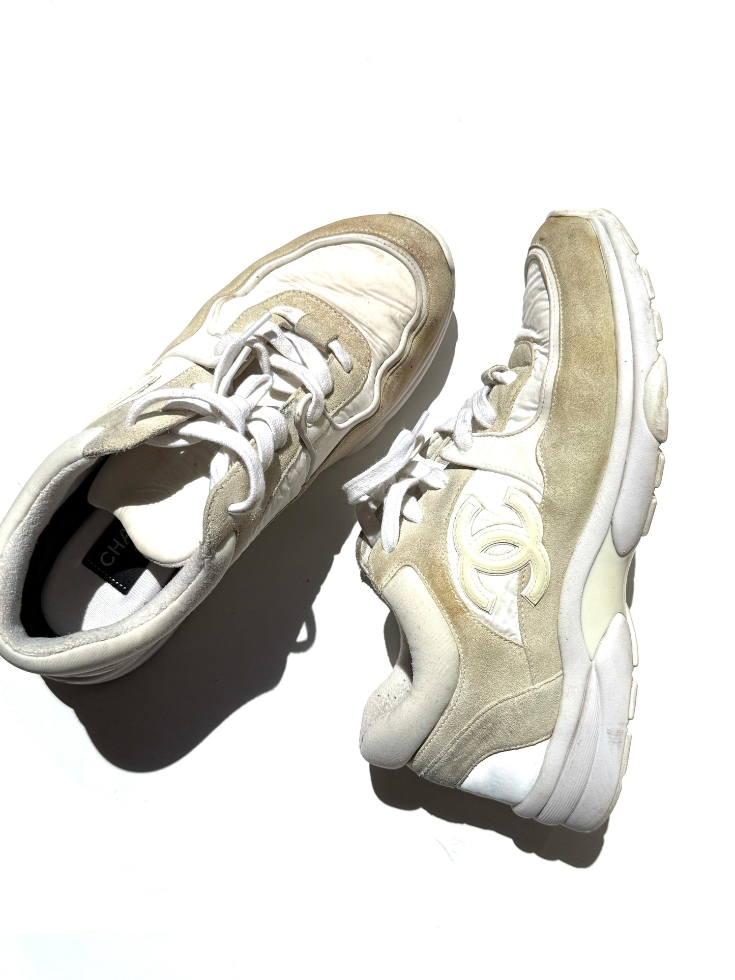 Chanel White CC Logo Leather Running Classic Sneakers 39,8 for Women