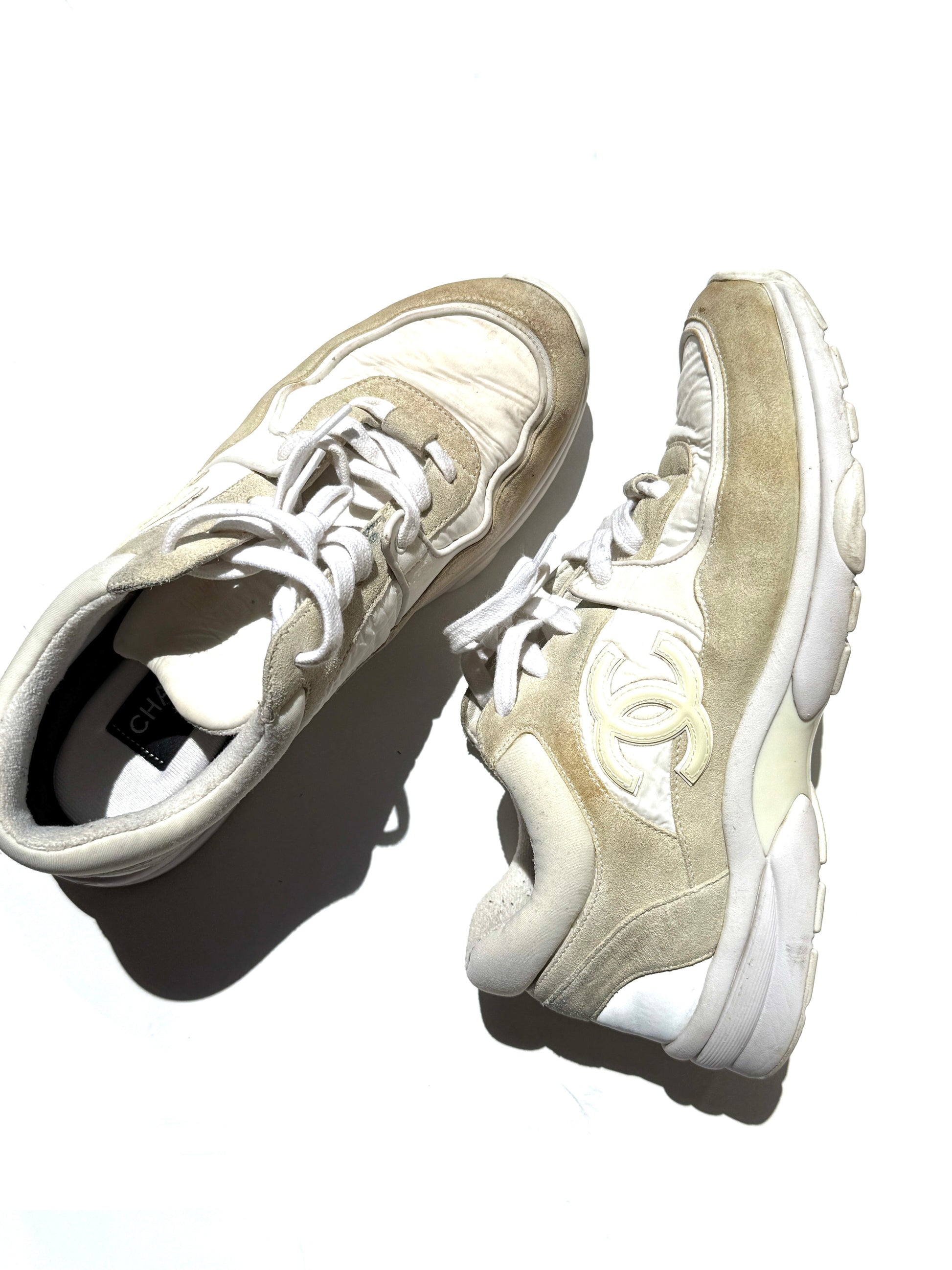 Chanel White CC Logo Leather Running Classic Sneakers 39,8 for Women