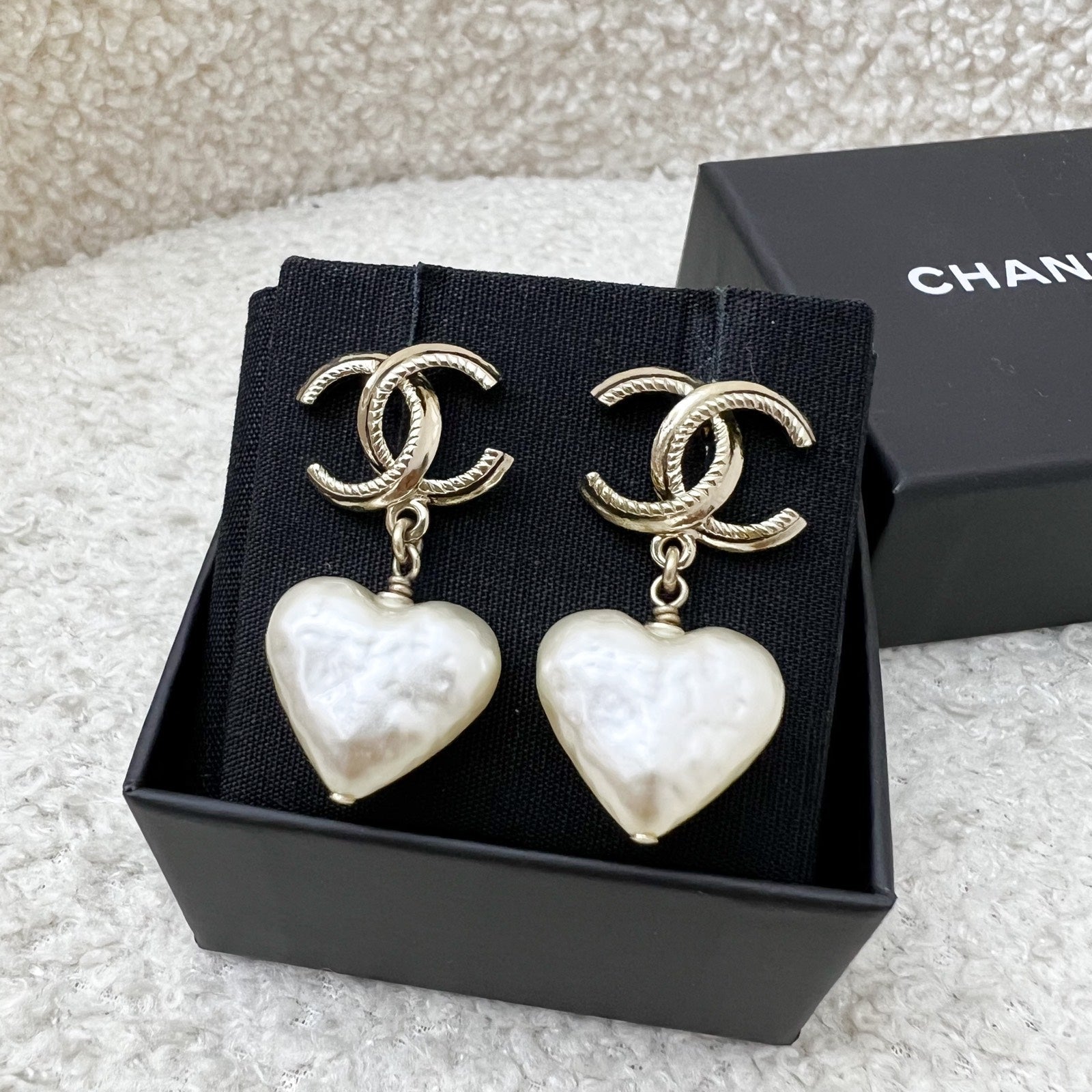 Chanel 22C CC Logo with Heart Pearl Dangling Earrings in Lghw ( )