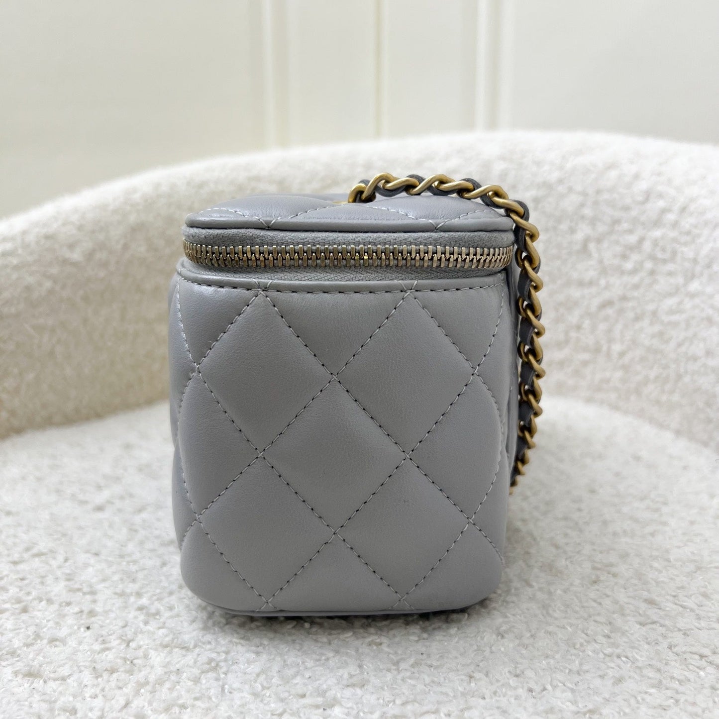 Chanel Pearl Crush Small Vanity In 21B Grey Lambskin And Aghw (model: AP2303)