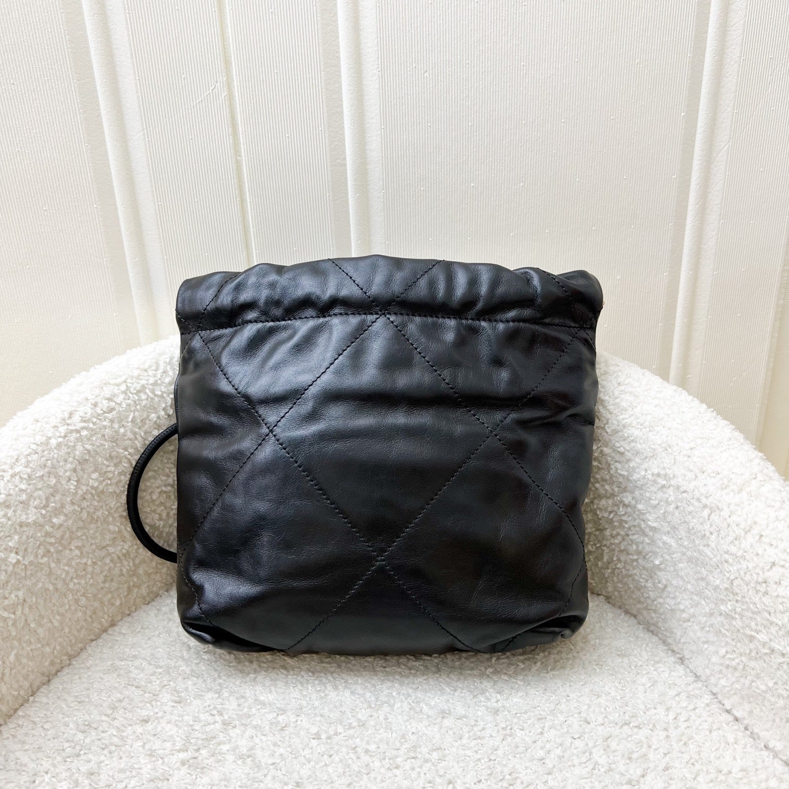 Chanel 22 Mini Hobo Handbag in Black Shiny Calfskin and Aghw