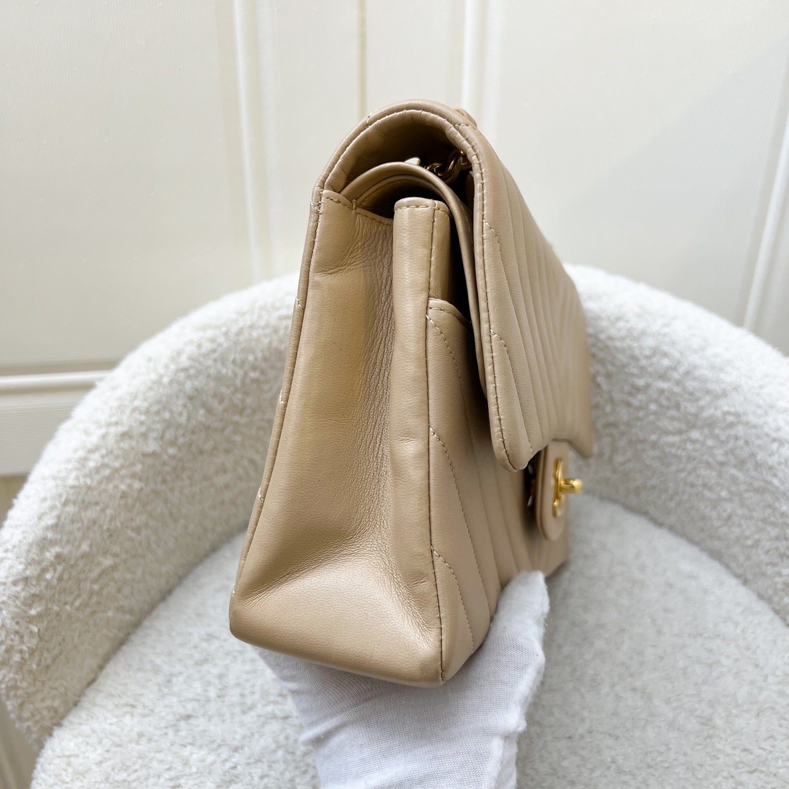 Chanel Medium Classic Flap Cf In Chevron Quilted Beige Lambskin And 24K Gold Plated Hw Bag
